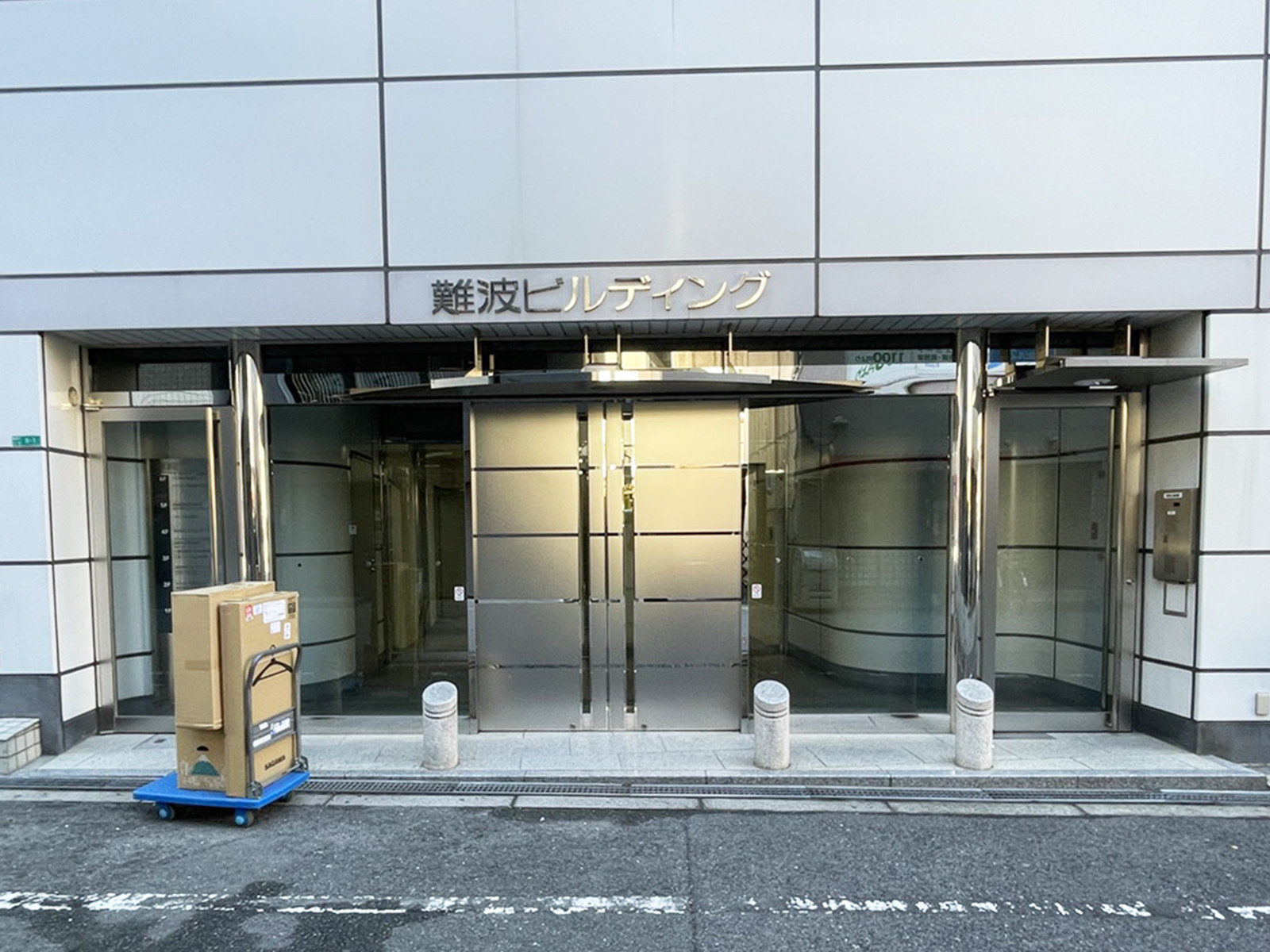 オフィスビル出入口