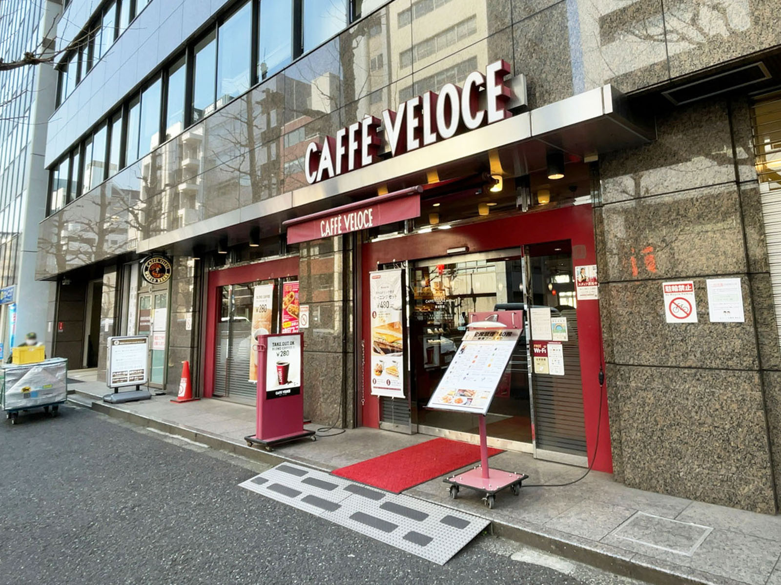 1階のカフェ・ベローチェ 鍛冶町店