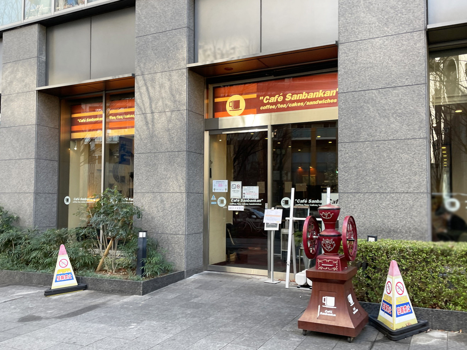 1階のカフェ三番館なんば店