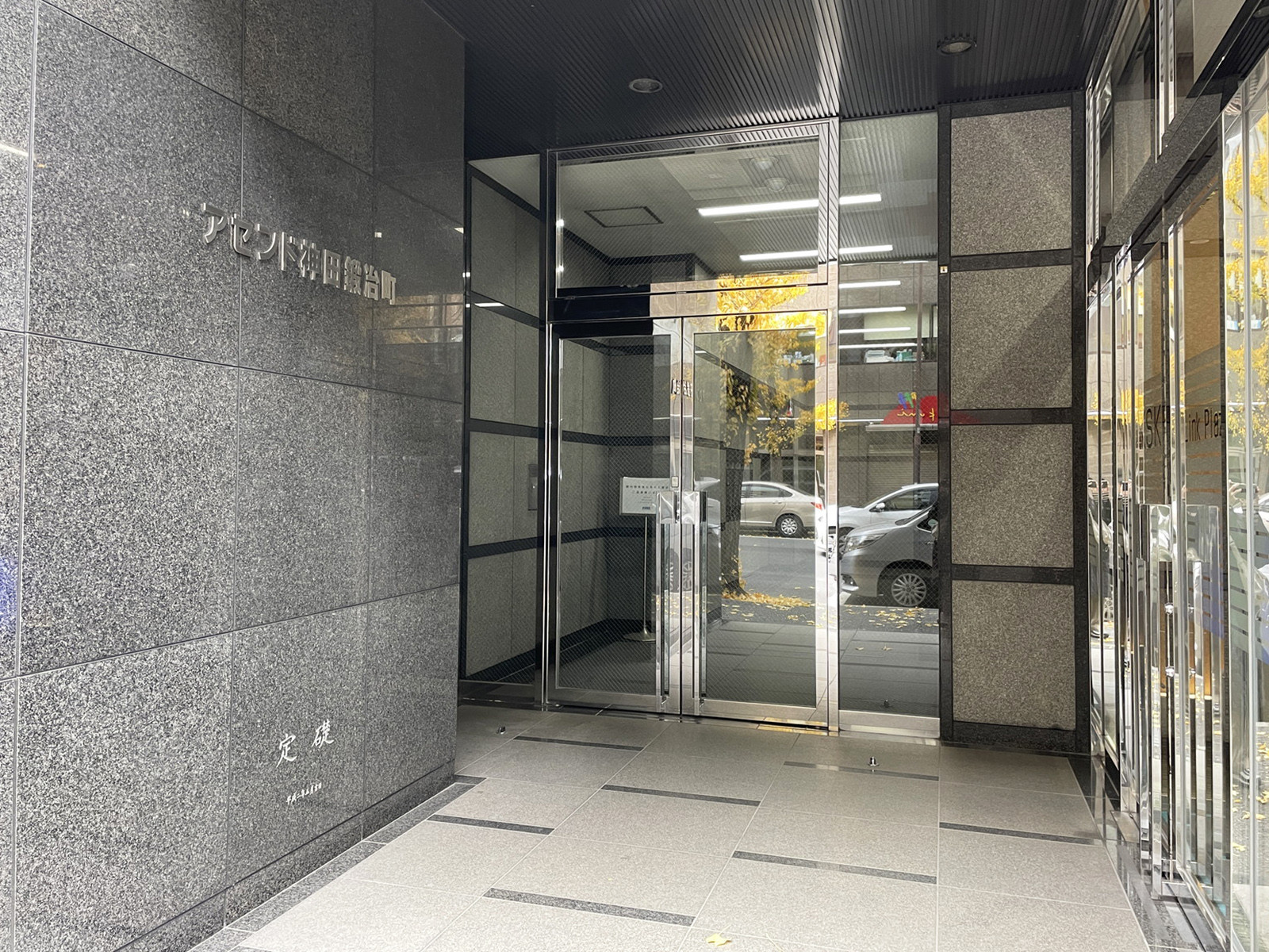 オフィスビル出入口