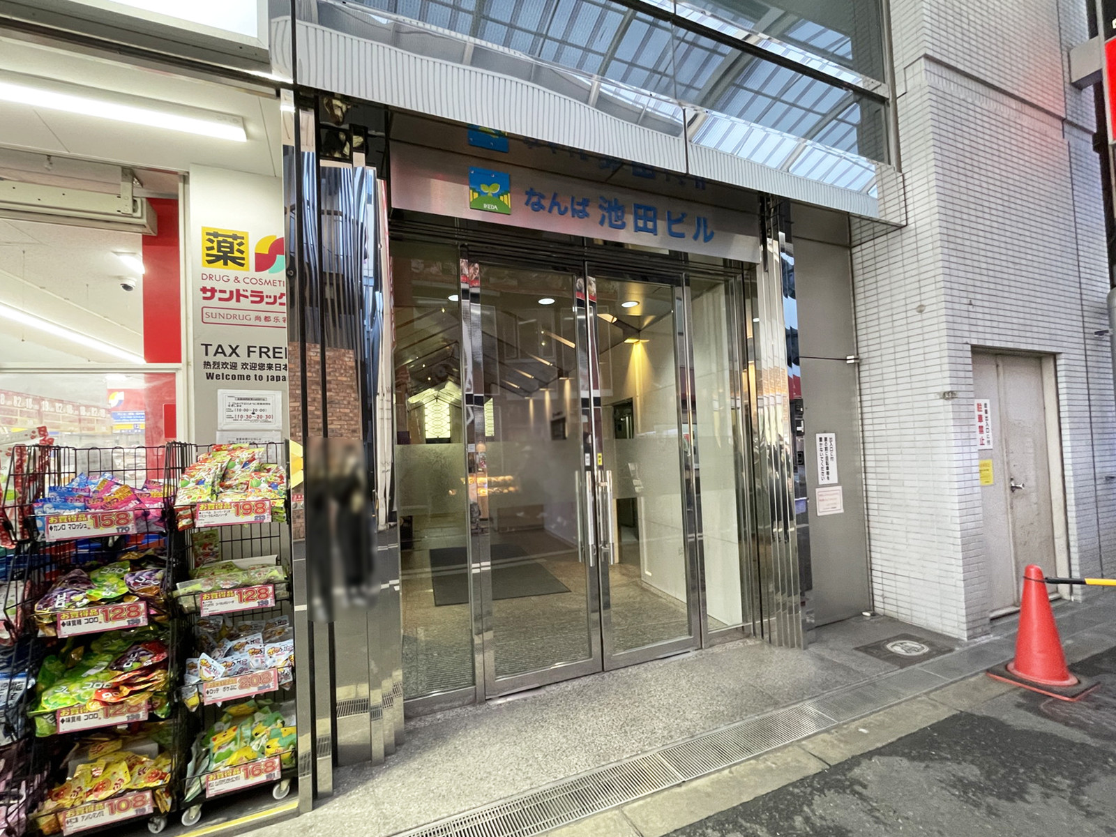 オフィスビル出入口