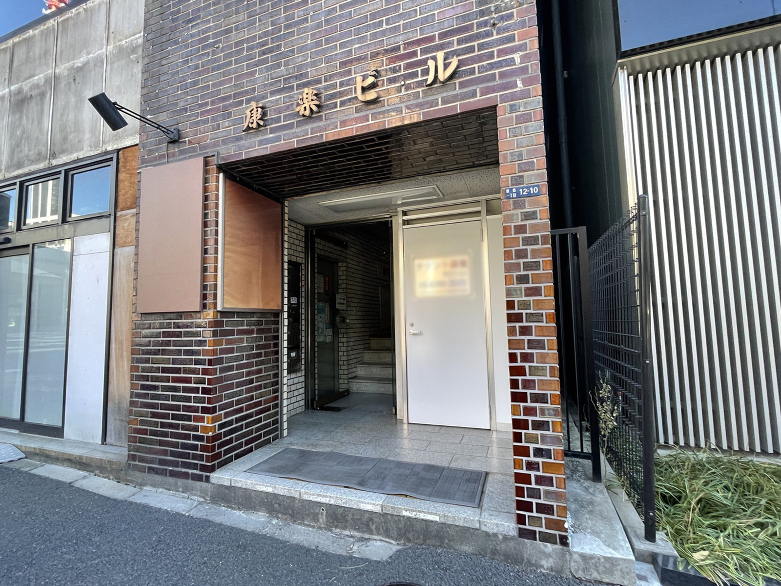 オフィスビル出入口