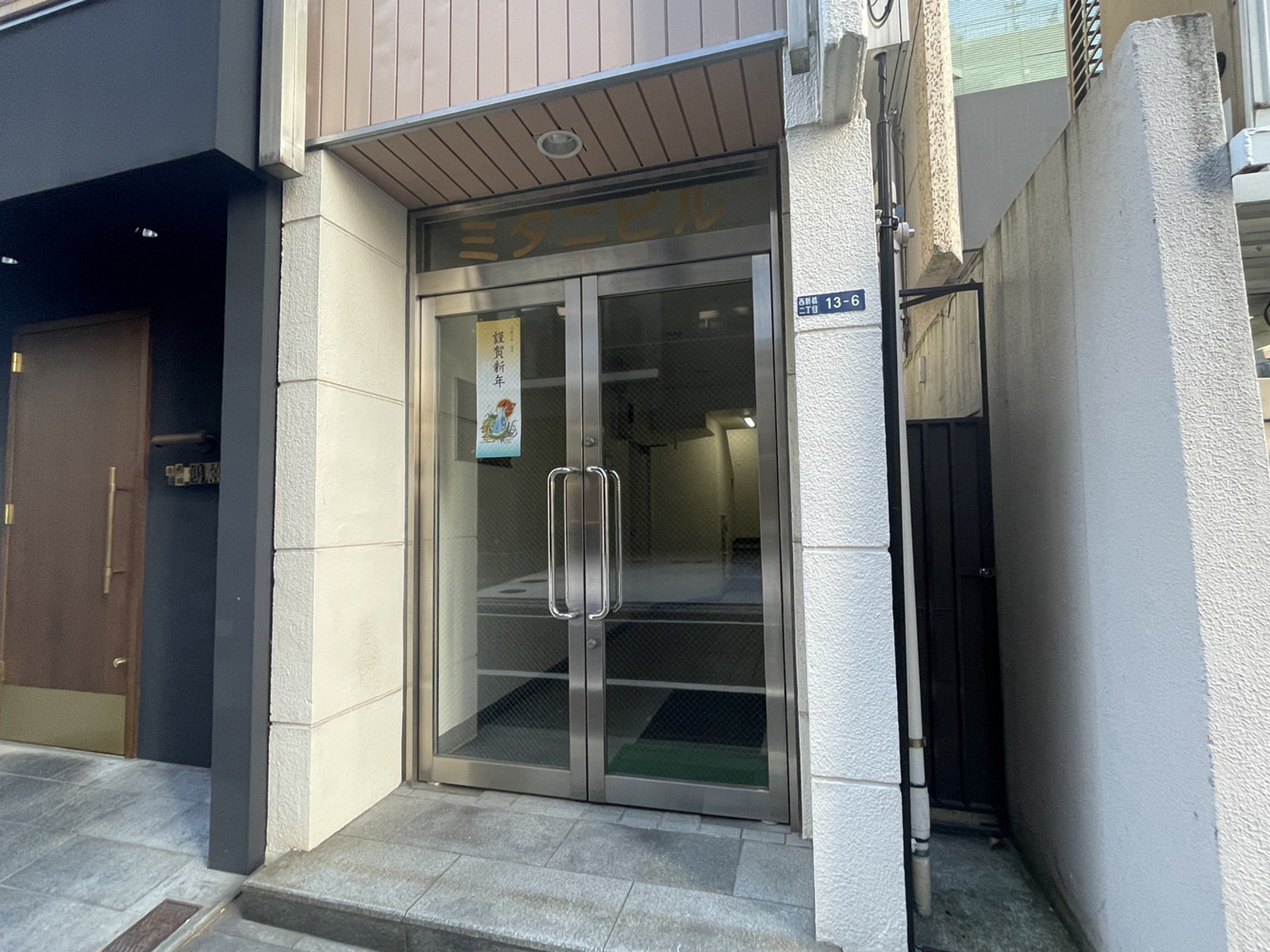 オフィスビル出入口