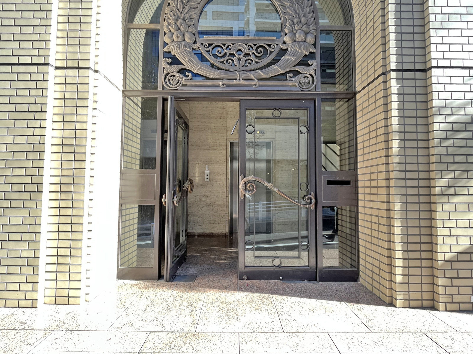 オフィスビル出入り口
