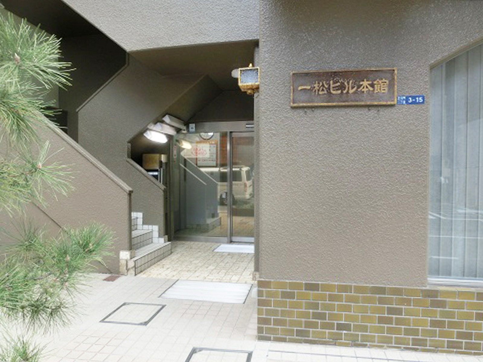 オフィスビル出入口