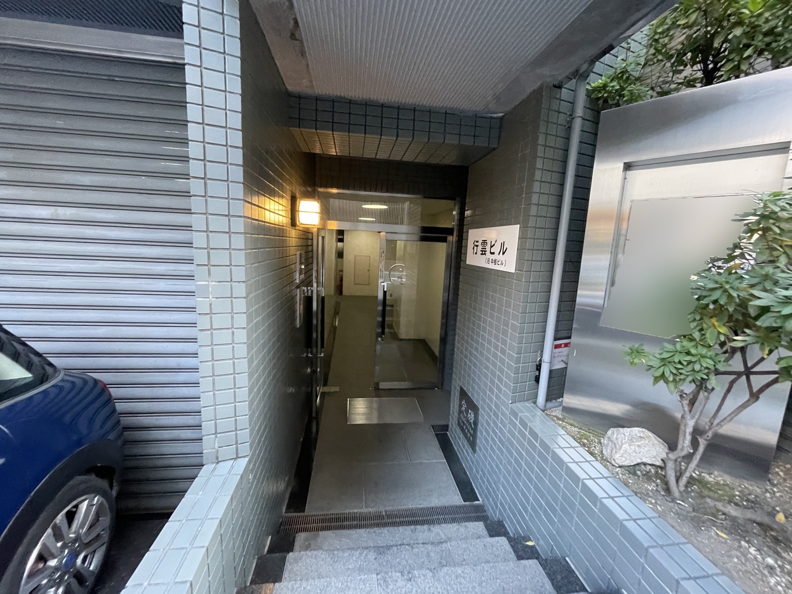 オフィスビル出入口