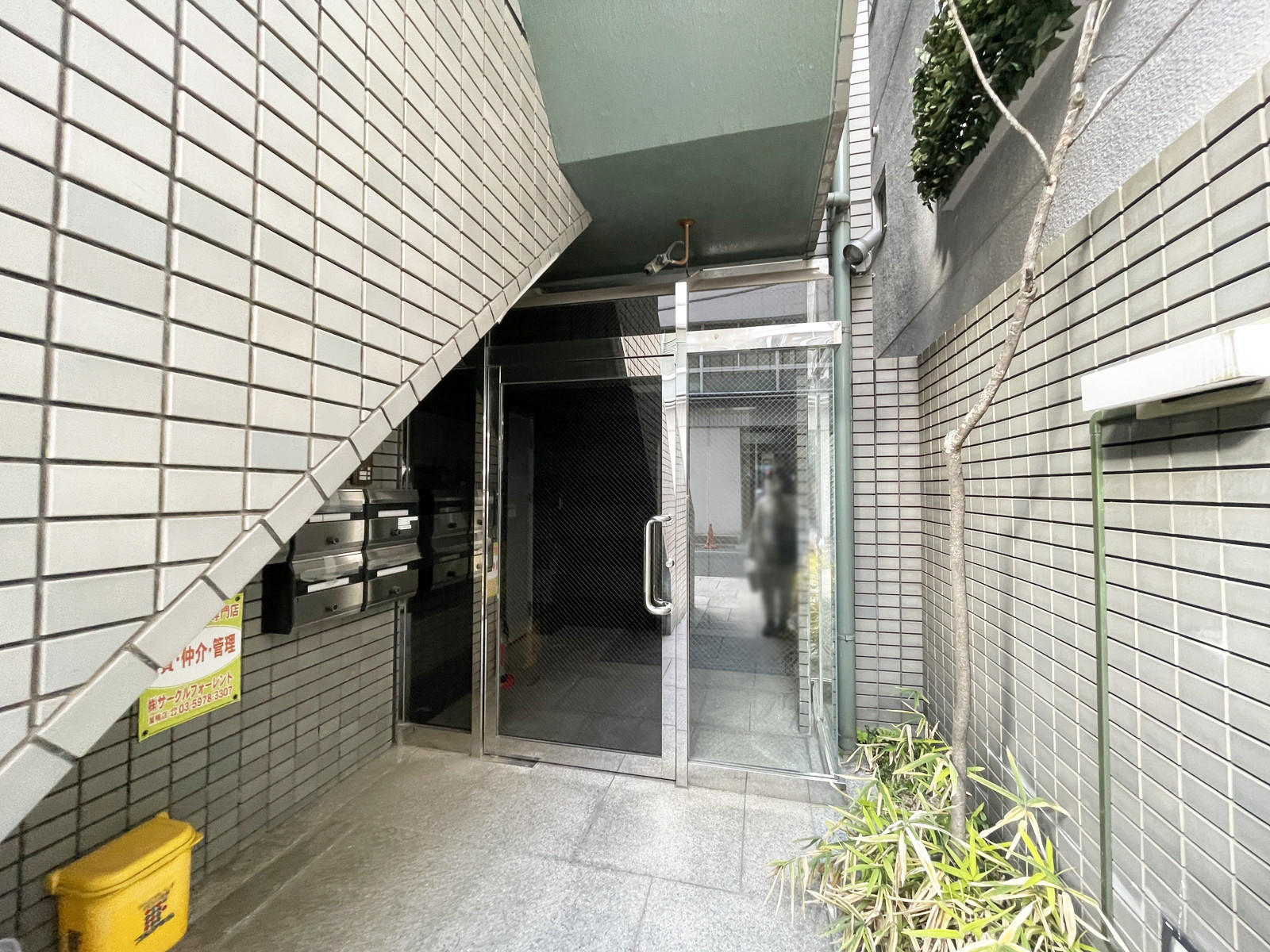 オフィスビル出入口
