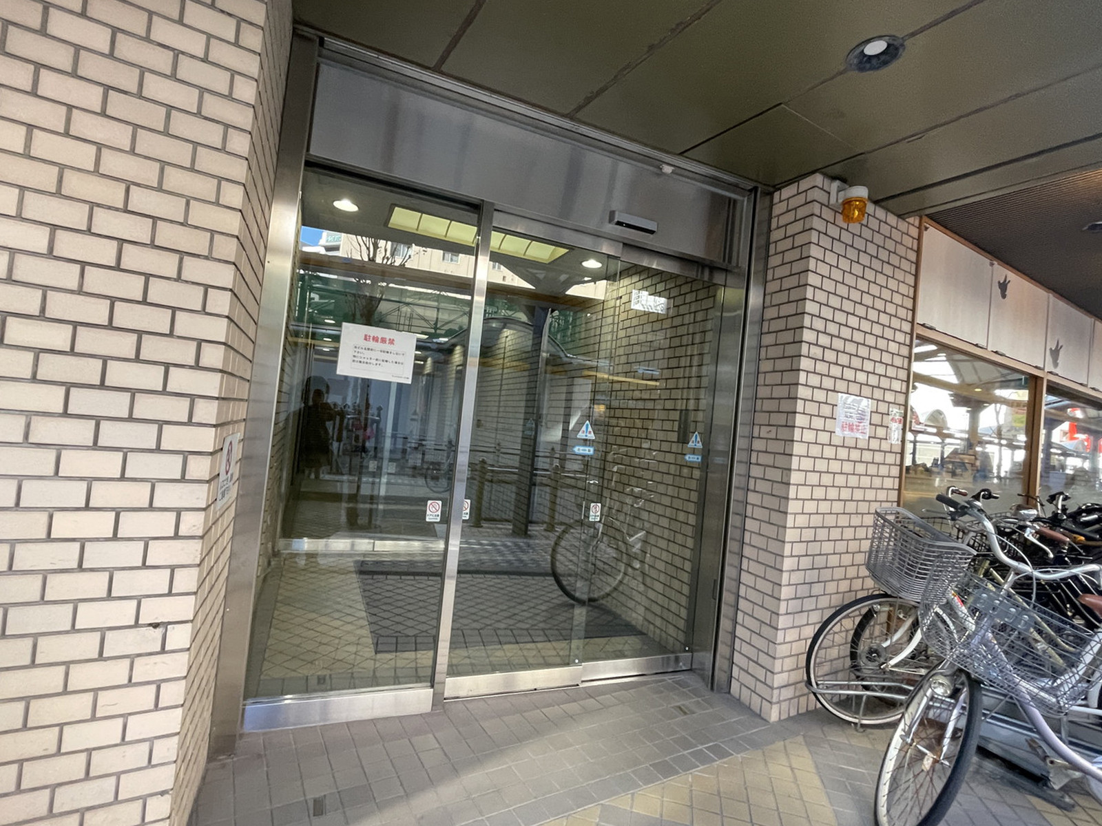 オフィスビル出入口