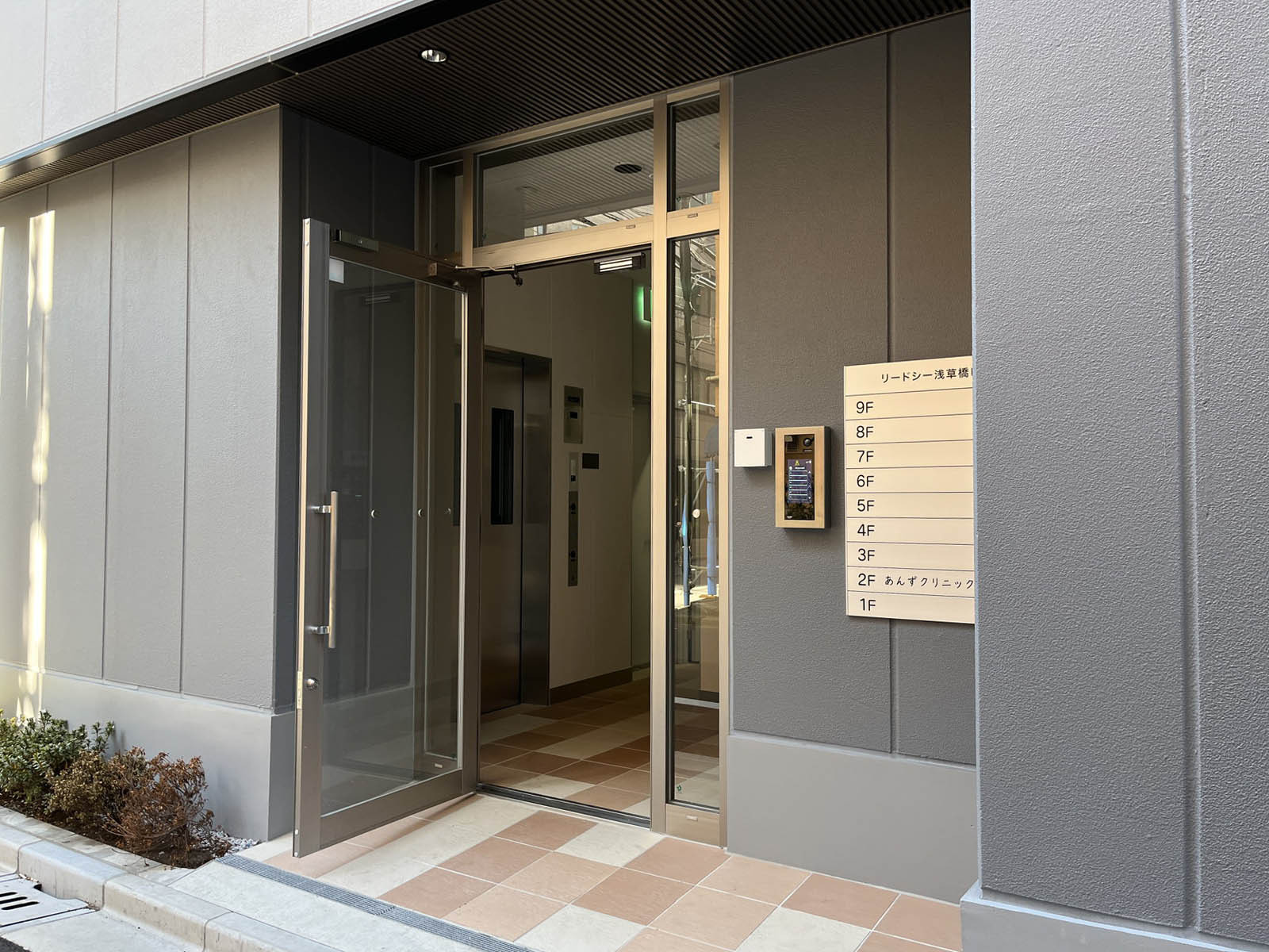 オフィスビル出入口