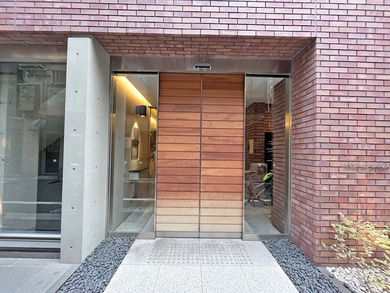 オフィスビル出入り口