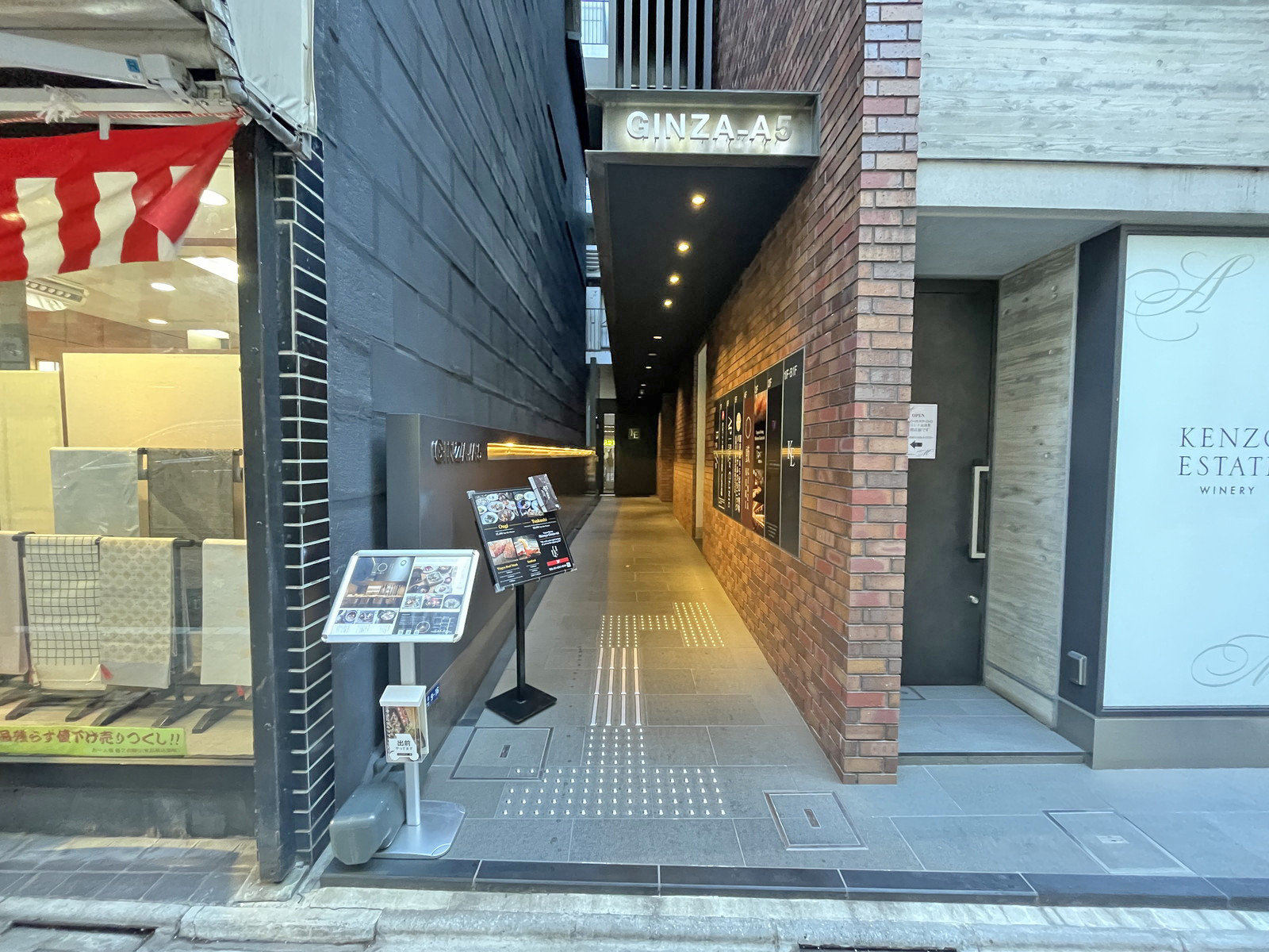 オフィスビル出入り口