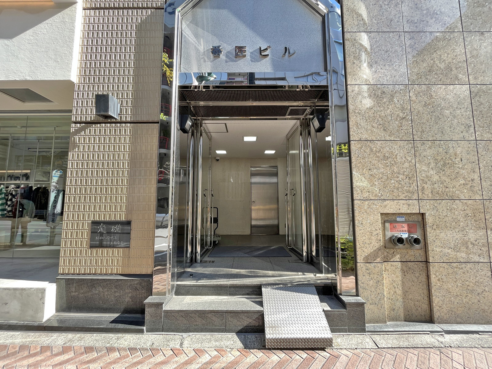 オフィスビル出入口