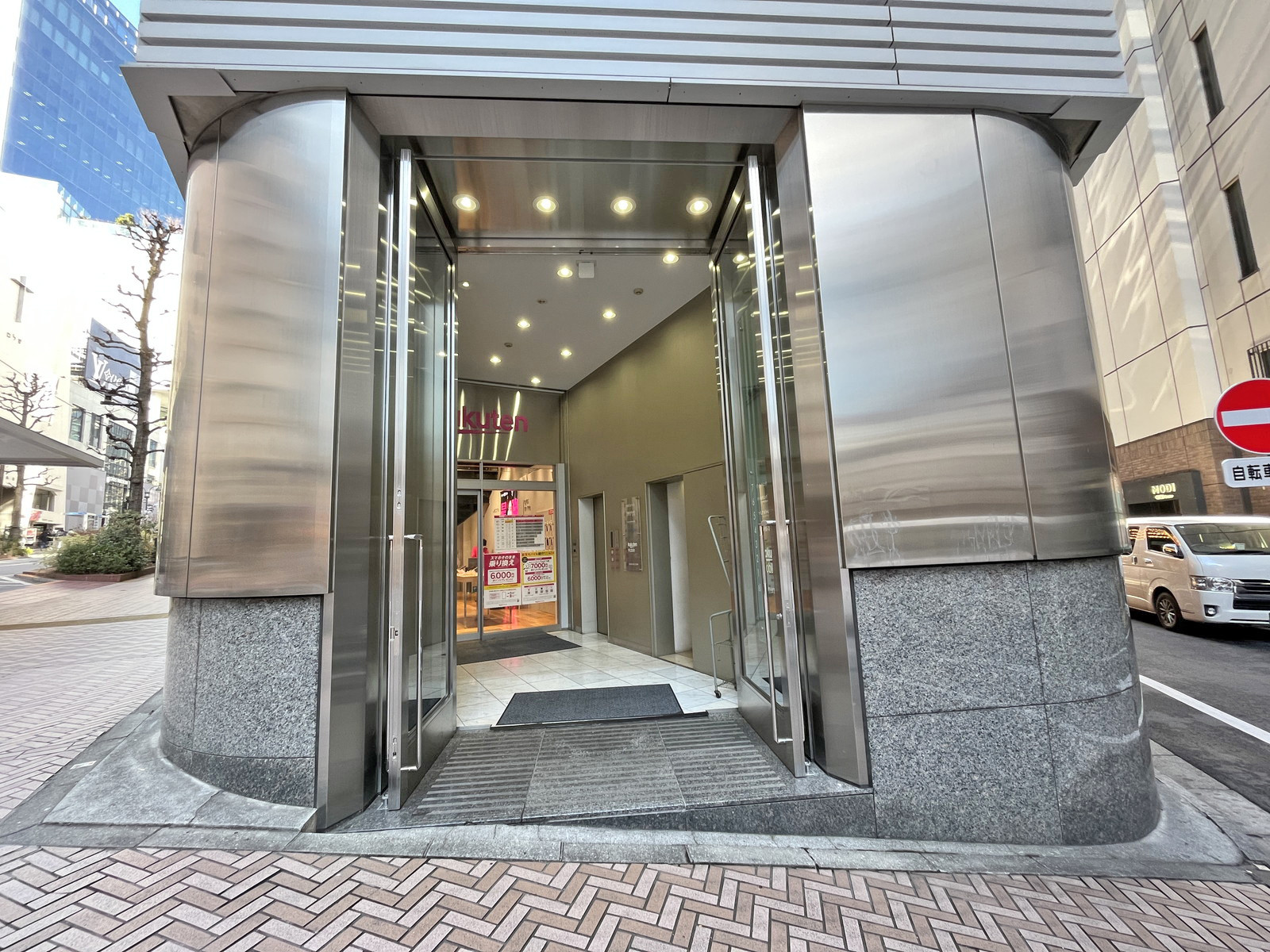 オフィスビル出入り口