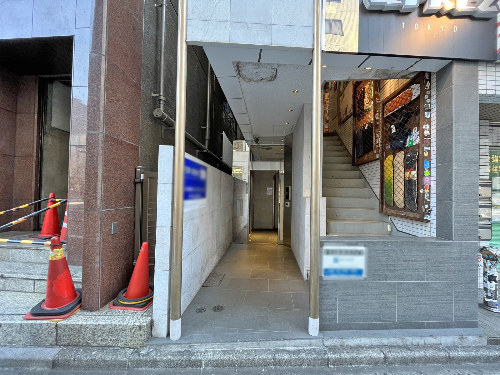 オフィスビル出入り口