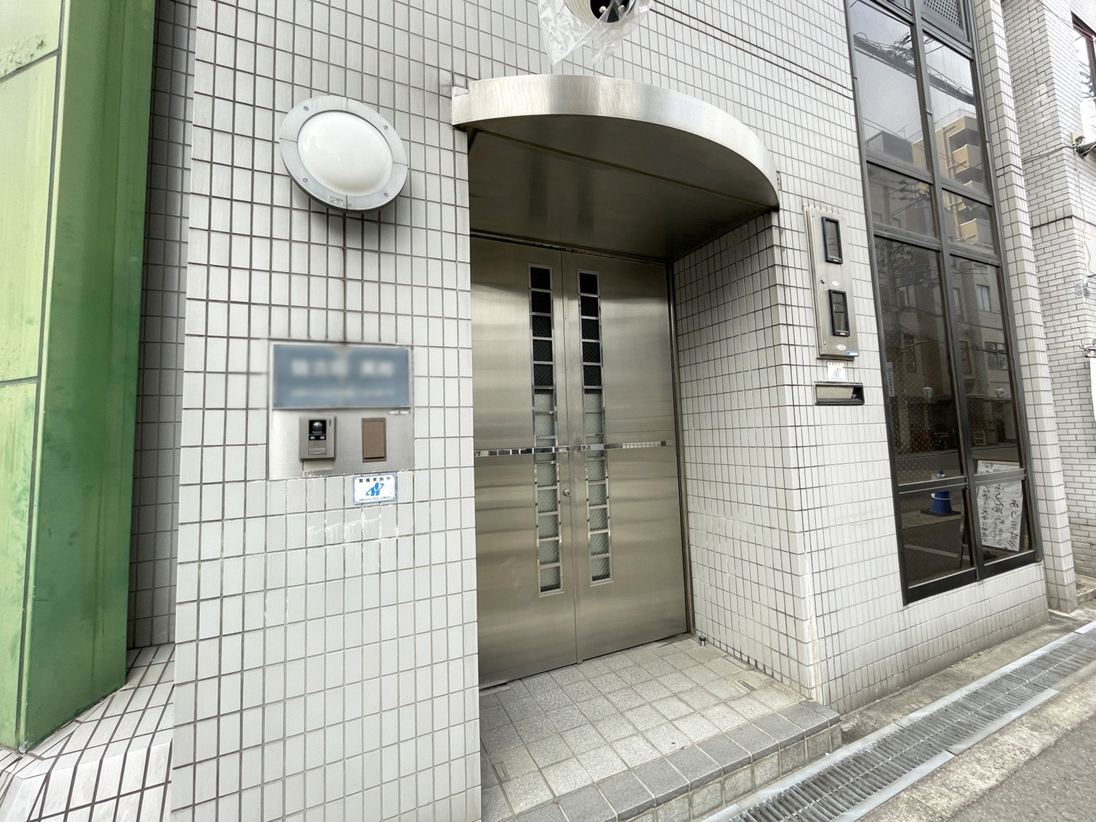オフィスビル出入口
