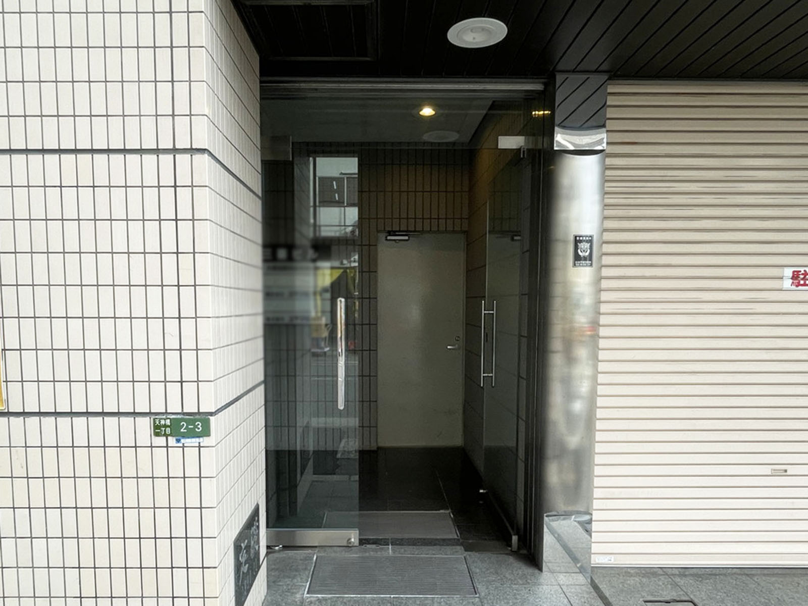 オフィスビル出入口