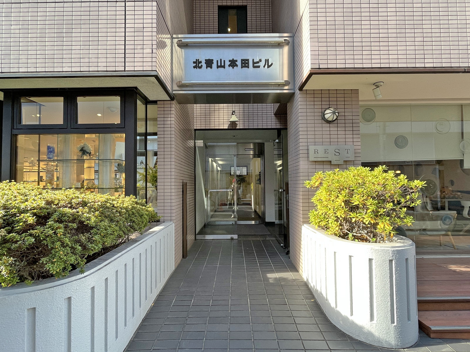 オフィスビル出入り口