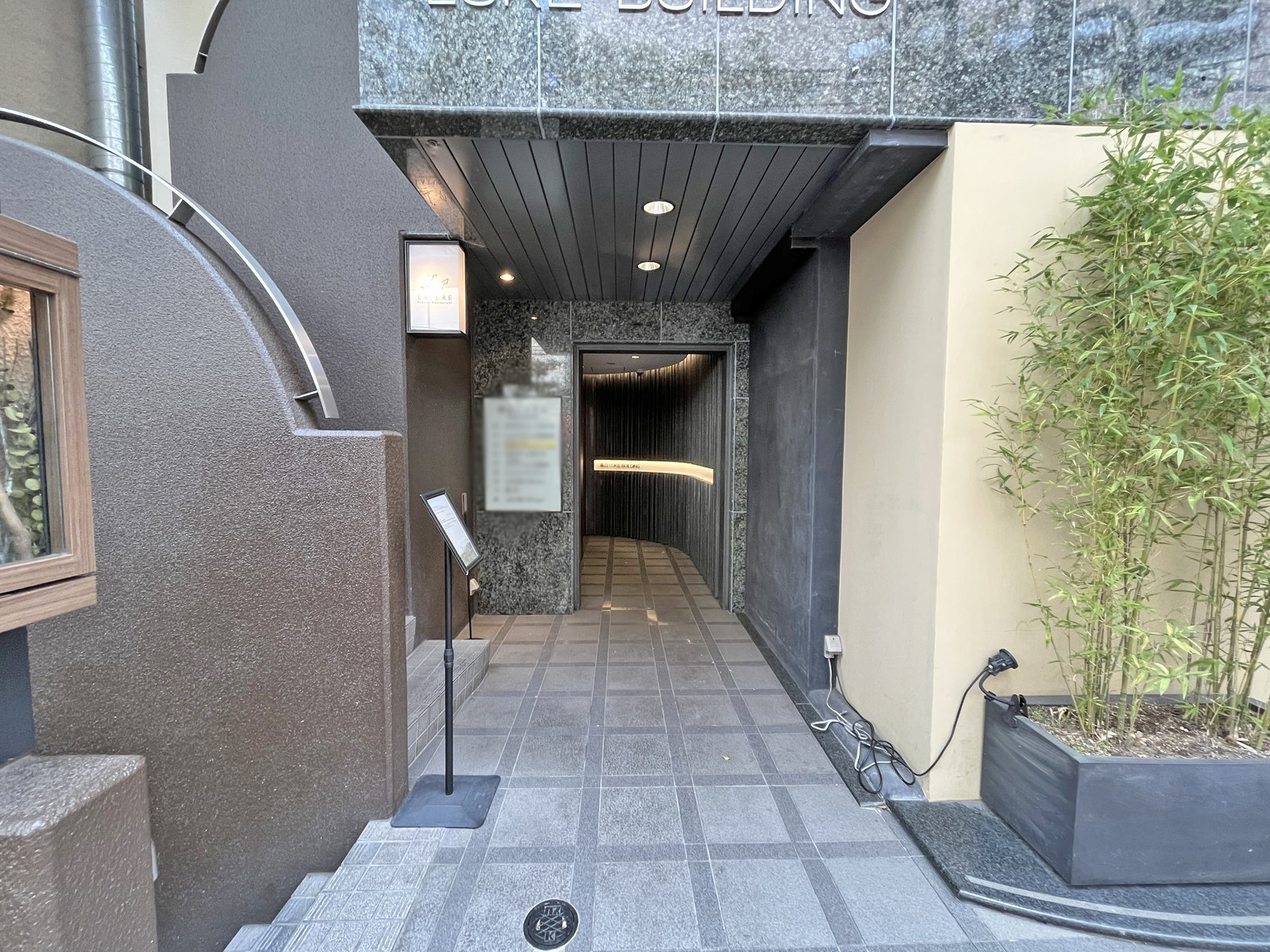オフィスビル出入口