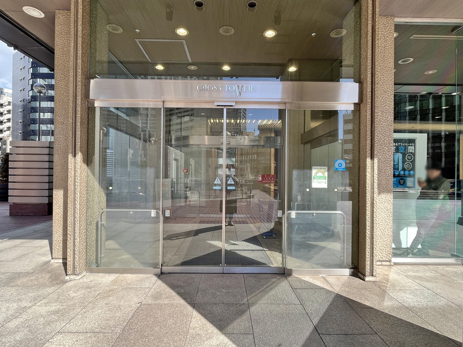 オフィスビル出入り口