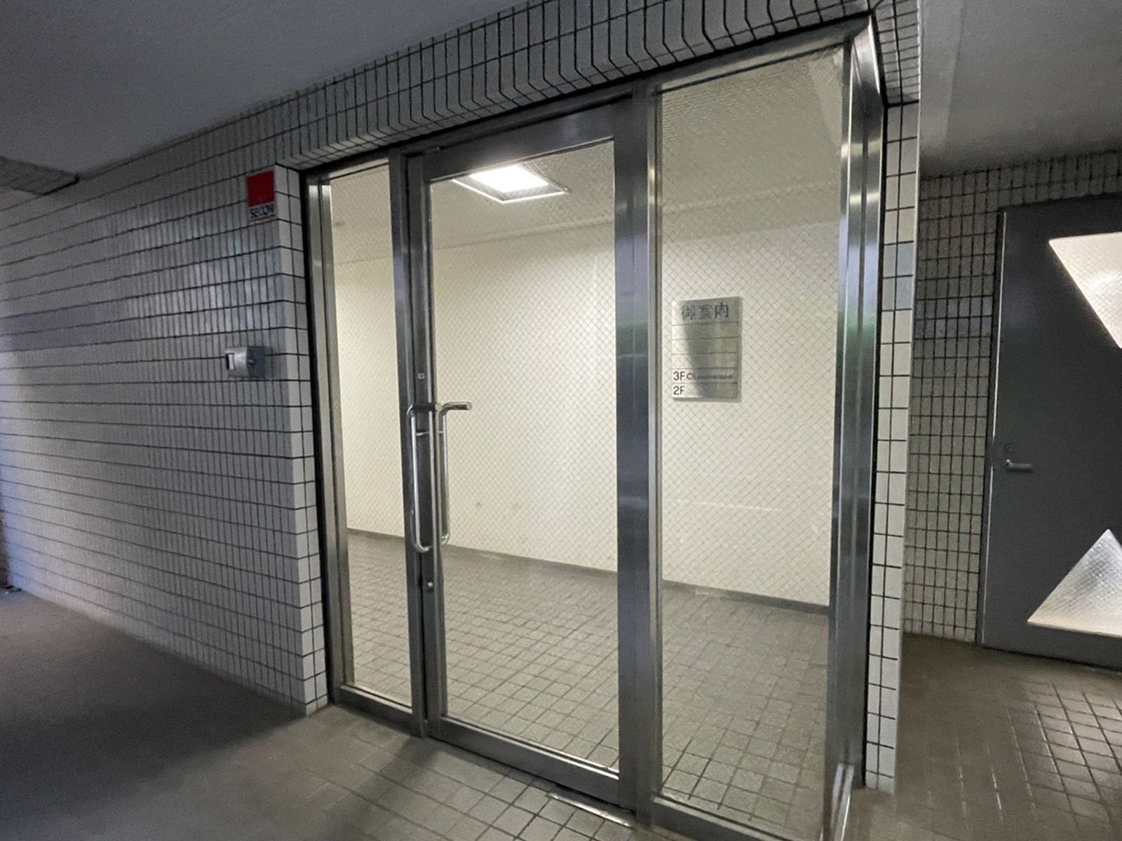 オフィスビル出入口