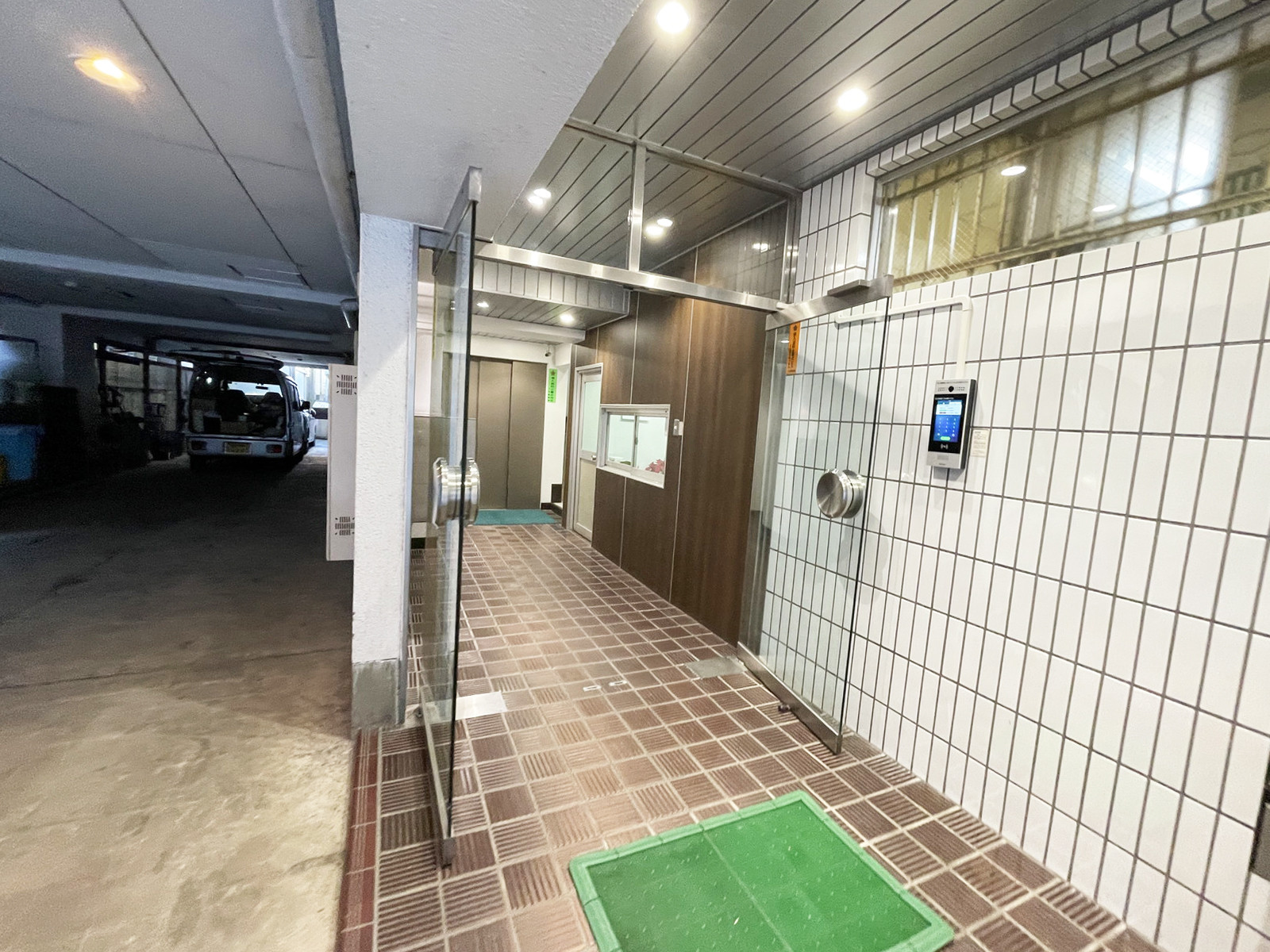 オフィスビル出入口