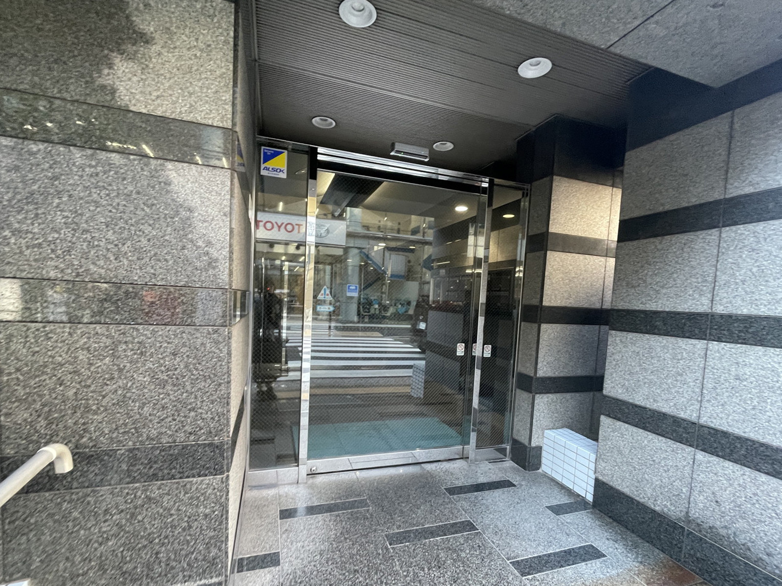 オフィスビル出入口