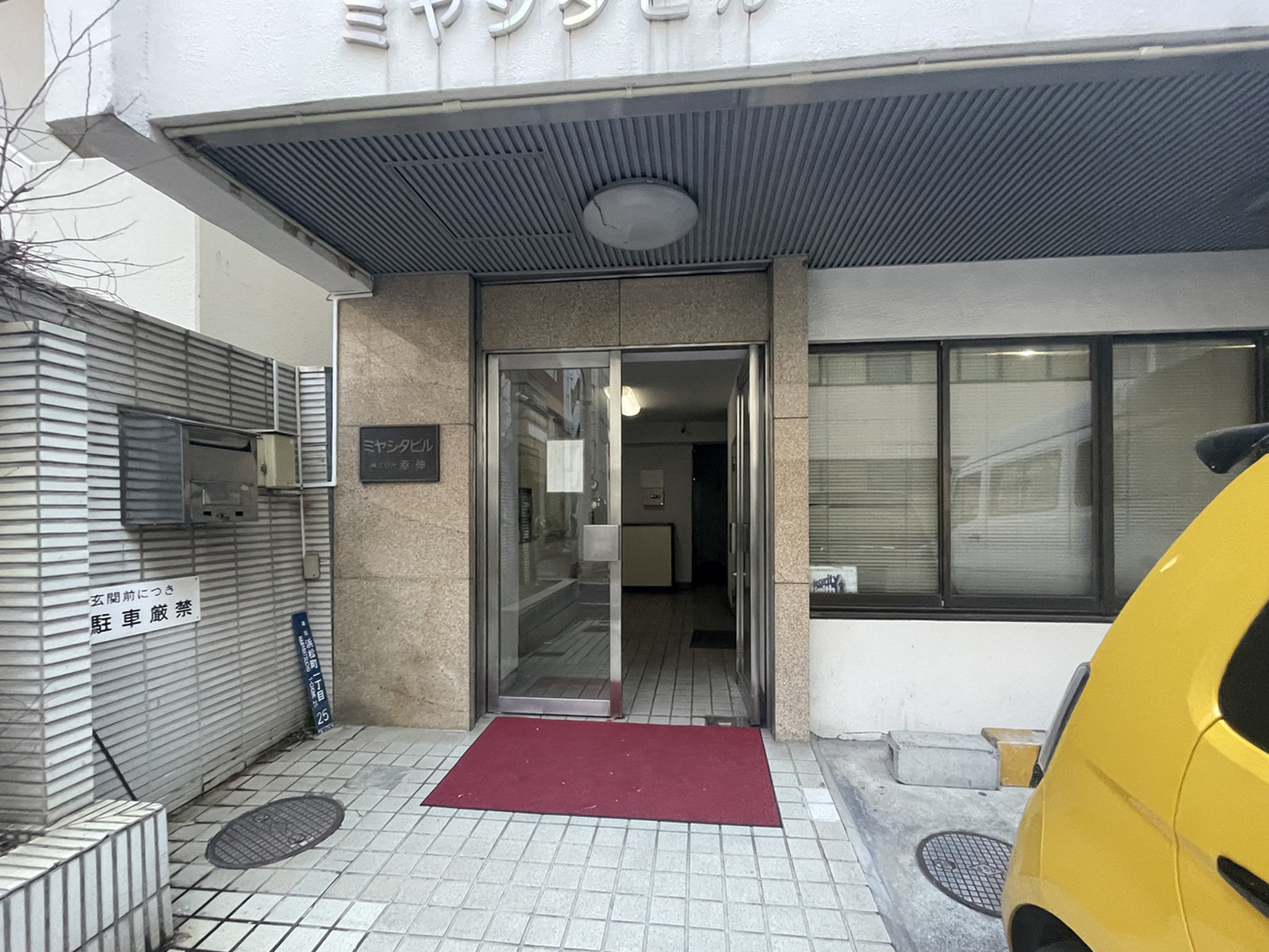 オフィスビル出入口