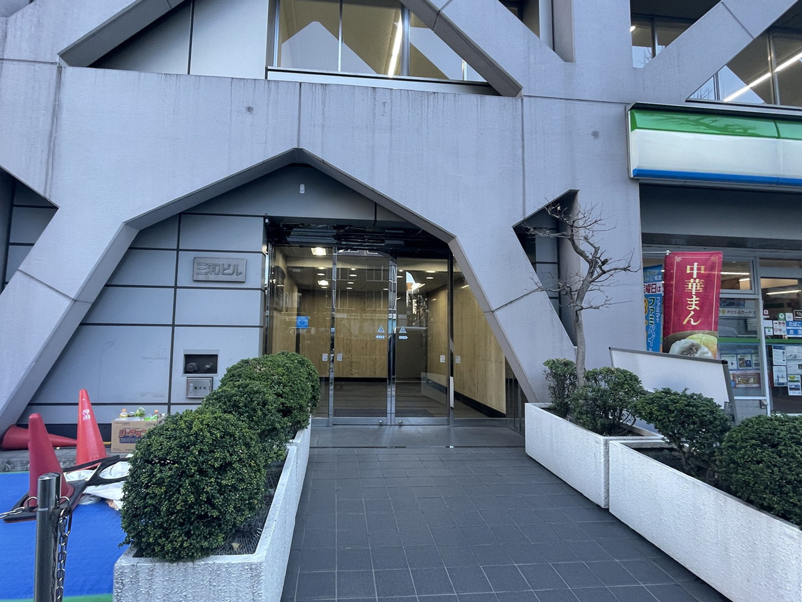 オフィスビル出入口
