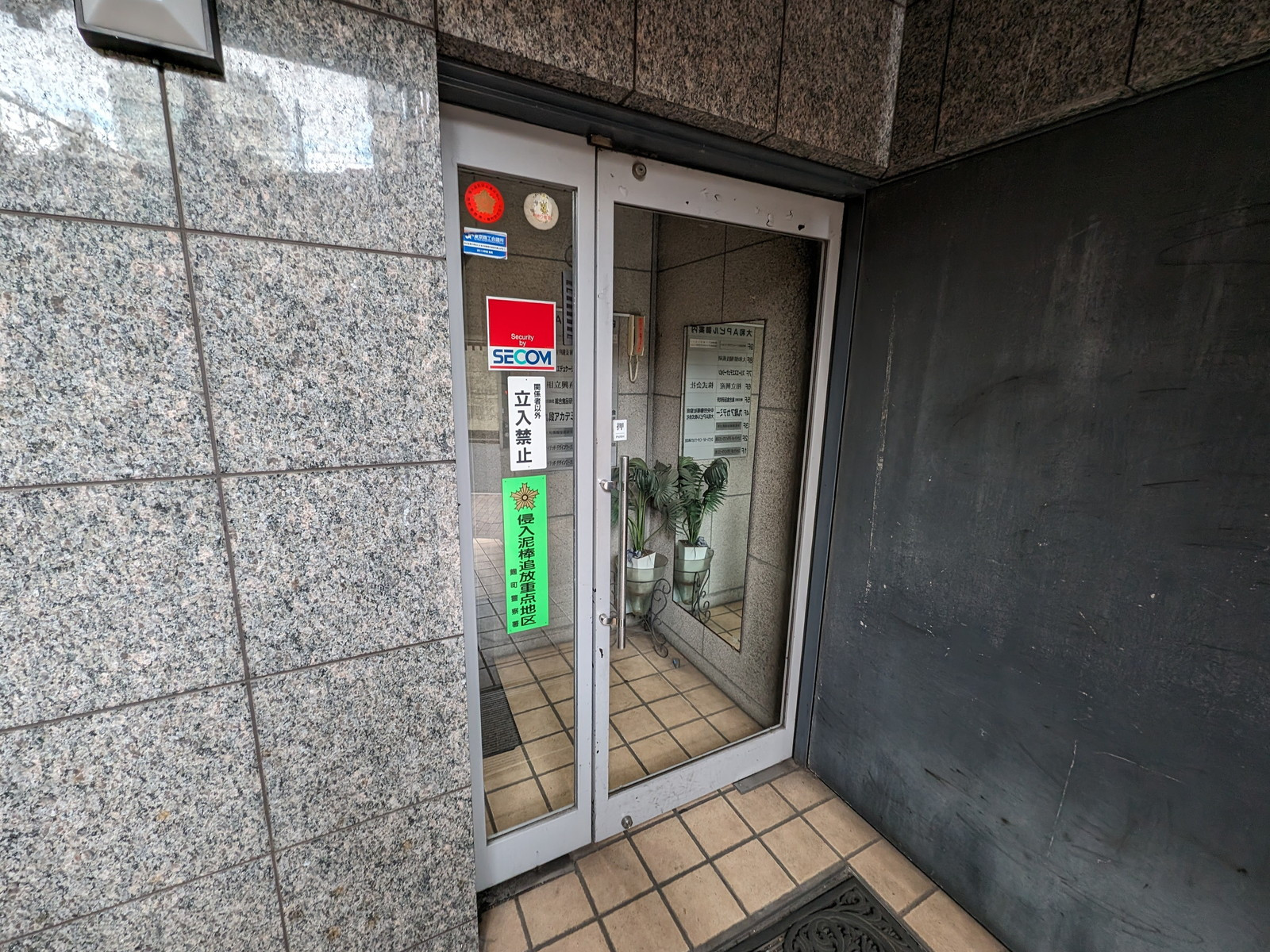 オフィスビル出入口