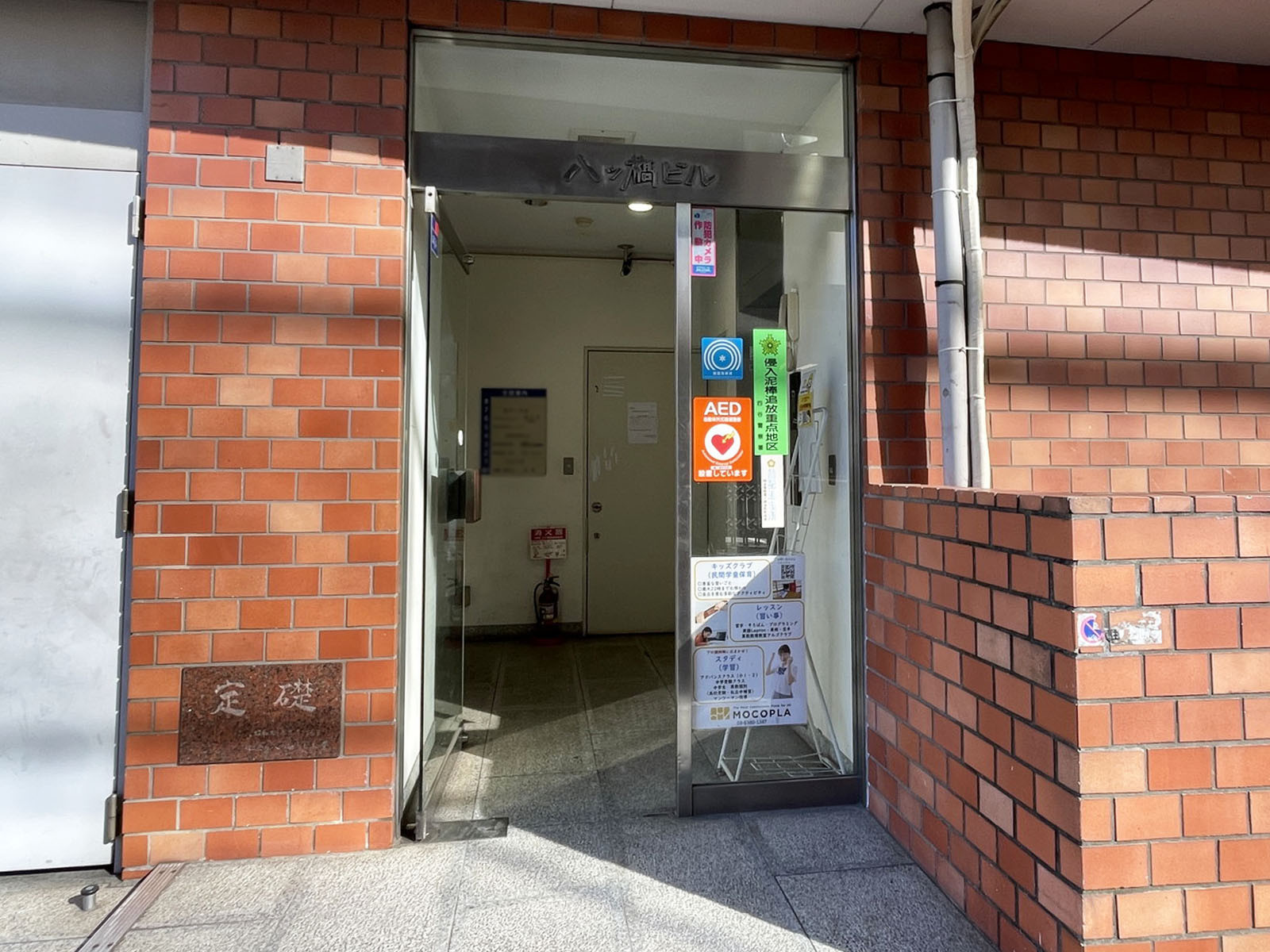 オフィスビル出入口