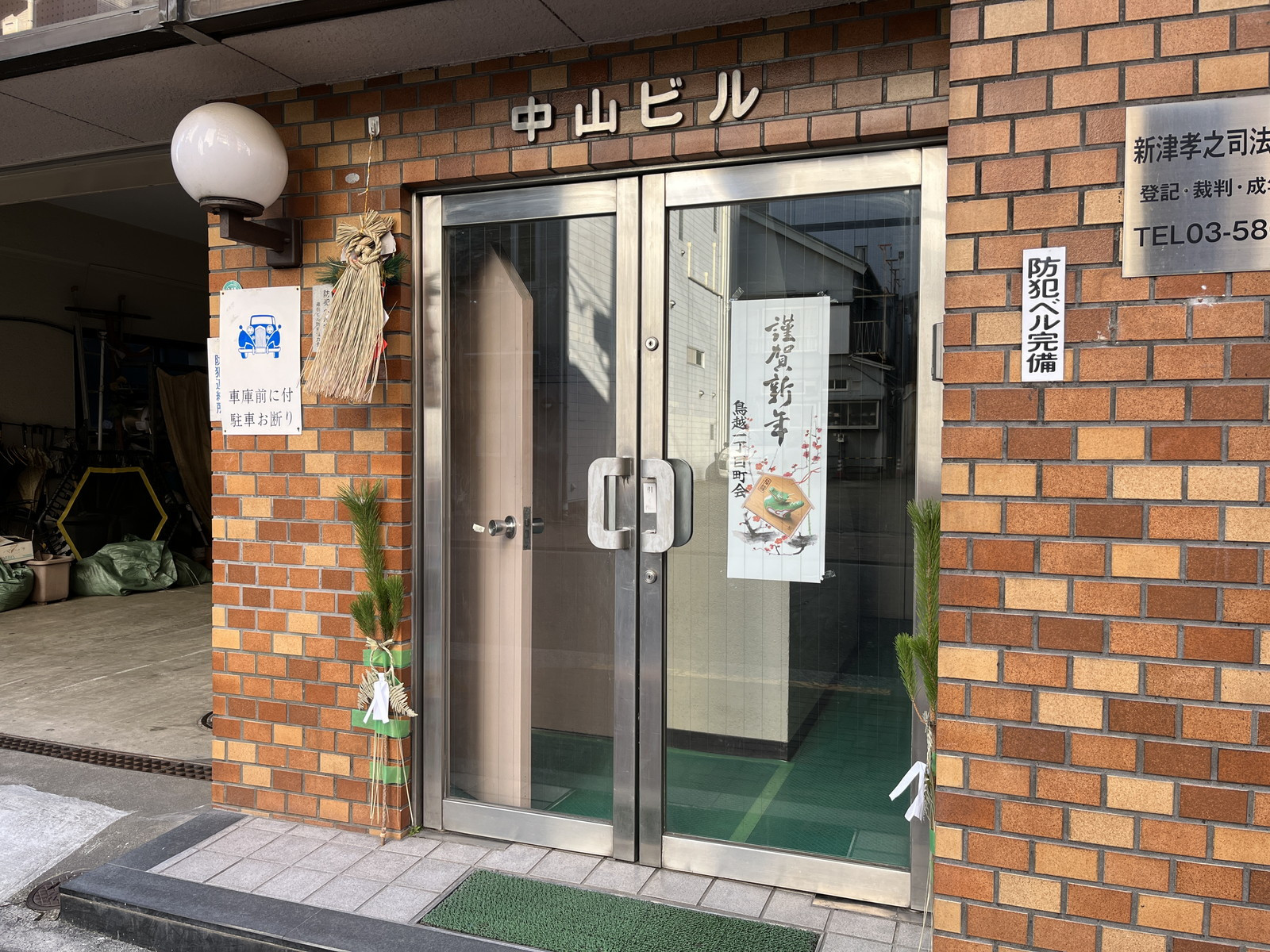 オフィスビル出入口