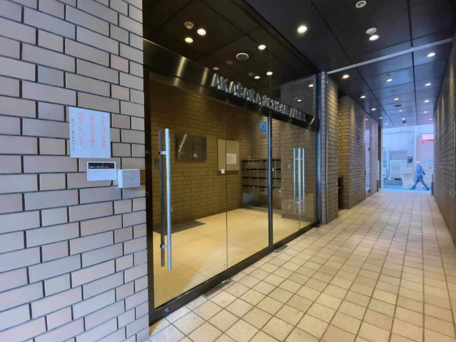 オフィスビル出入口