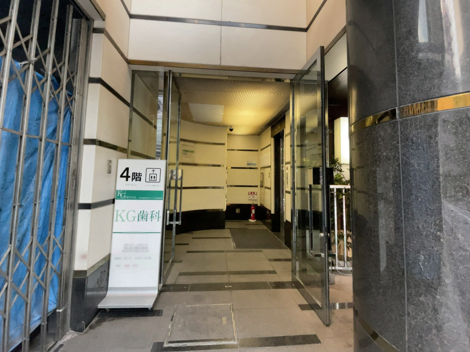 オフィスビル出入口