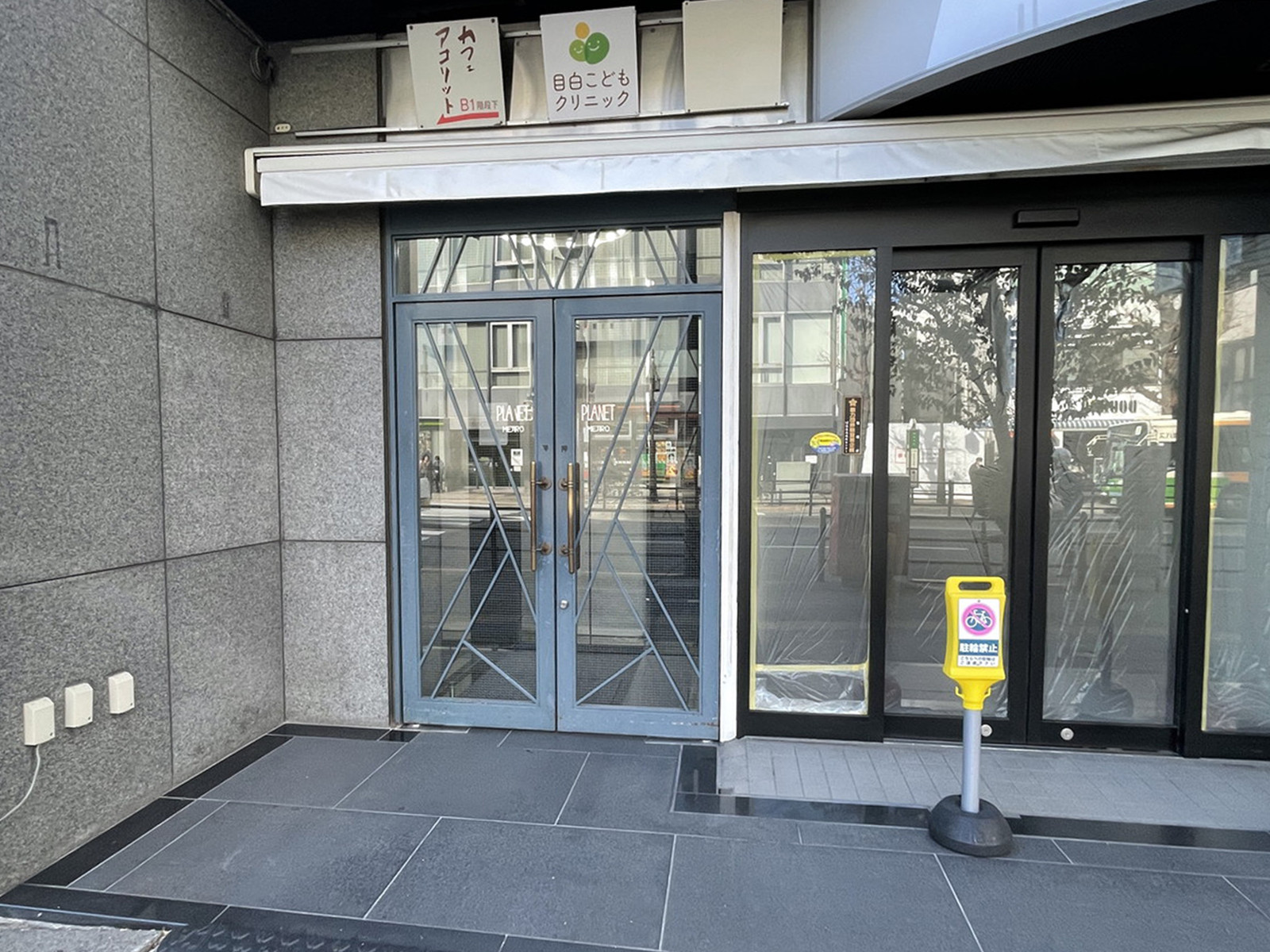 オフィスビル出入口