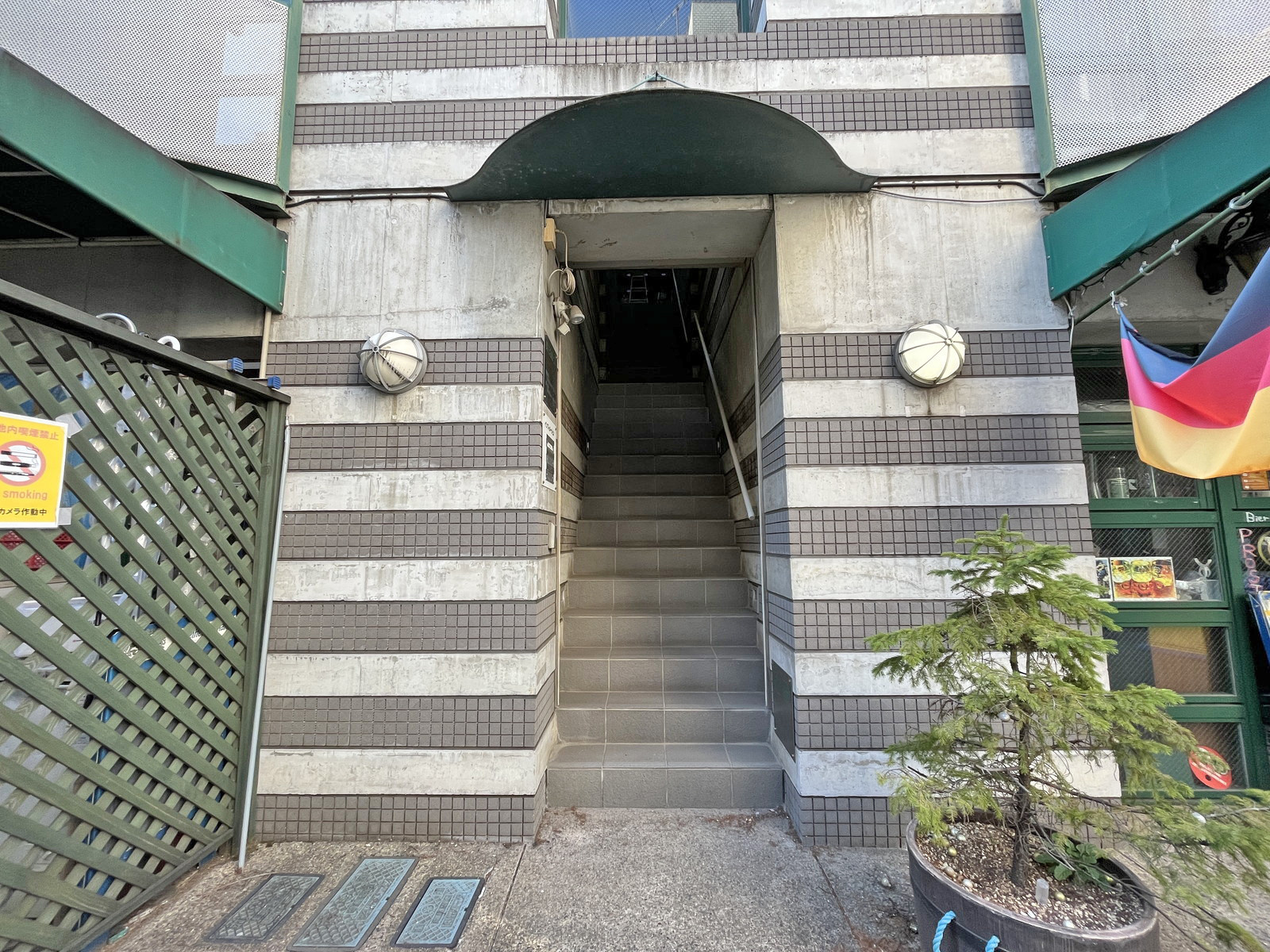 オフィスビル出入り口