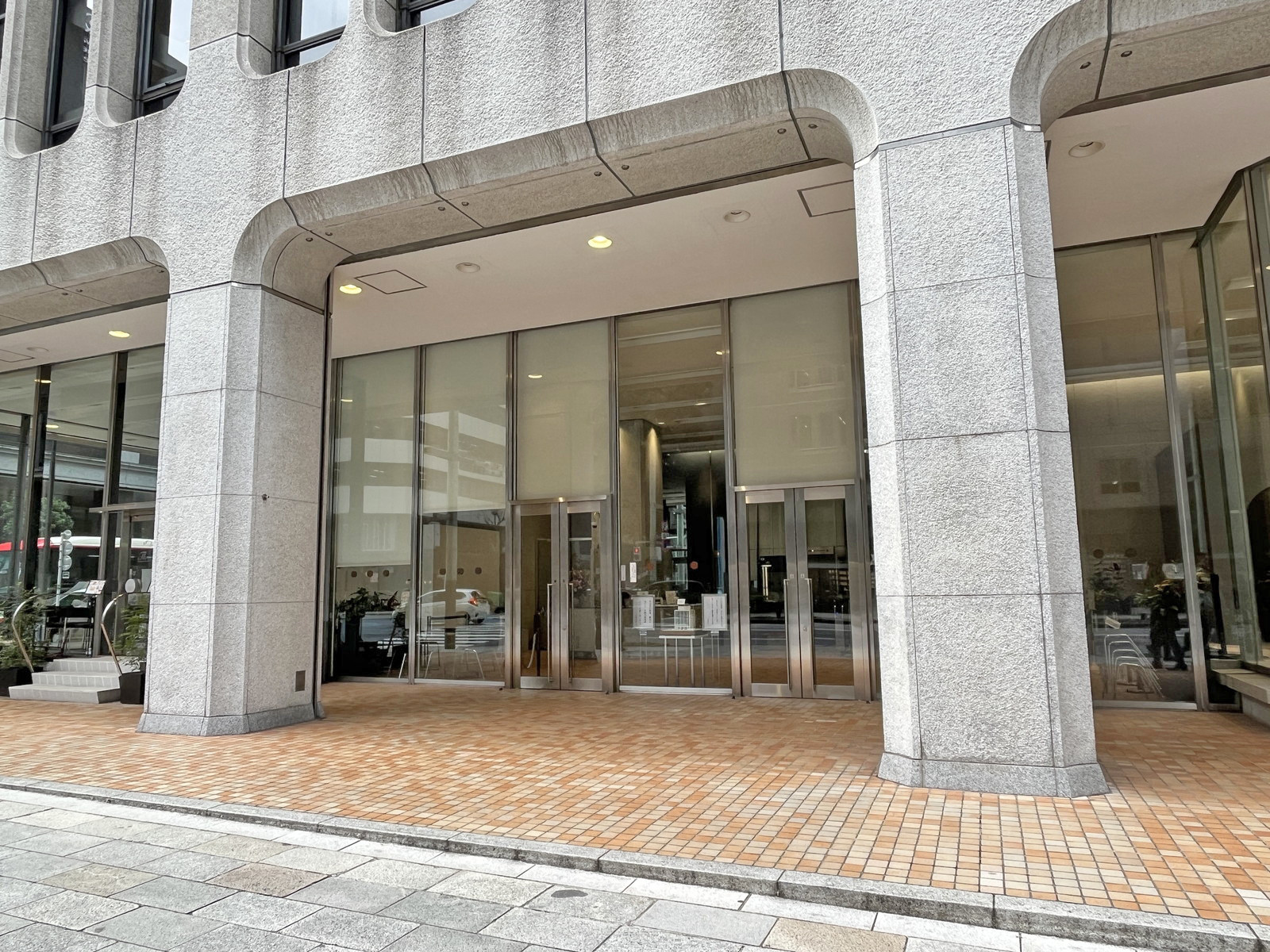 オフィスビル出入り口
