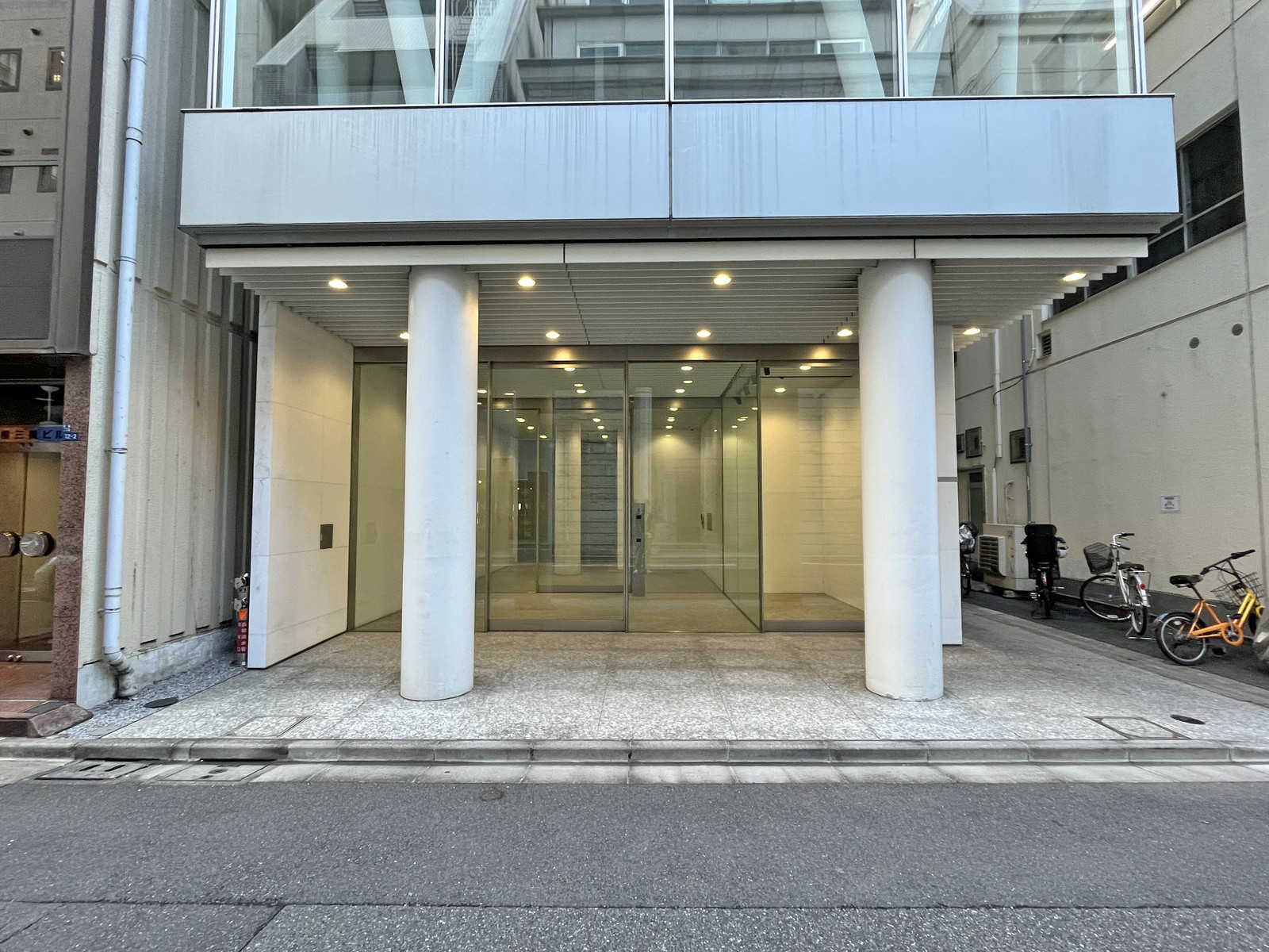 オフィスビル出入り口