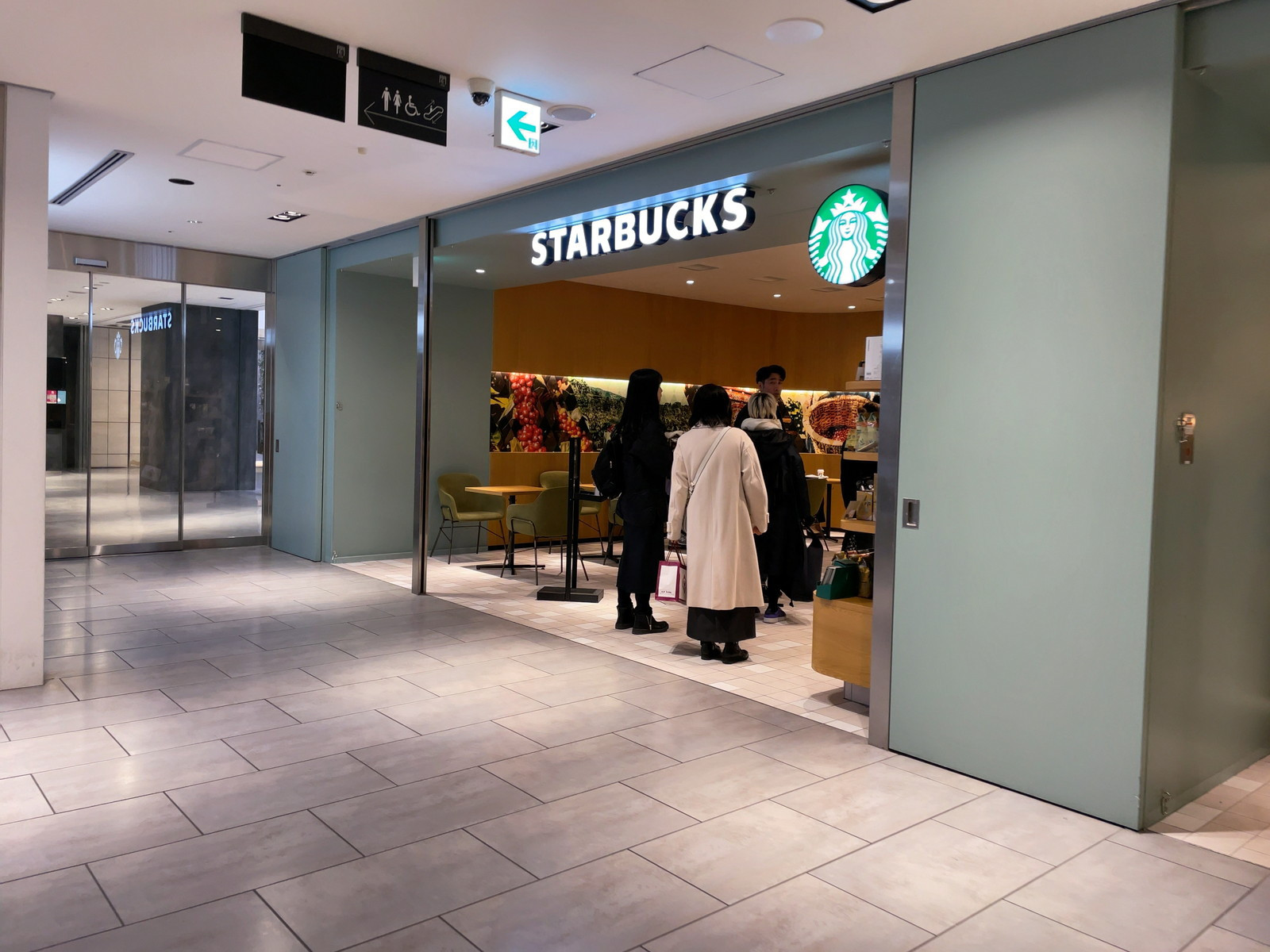 地下2階のスターバックスコーヒー 梅田イーマ店