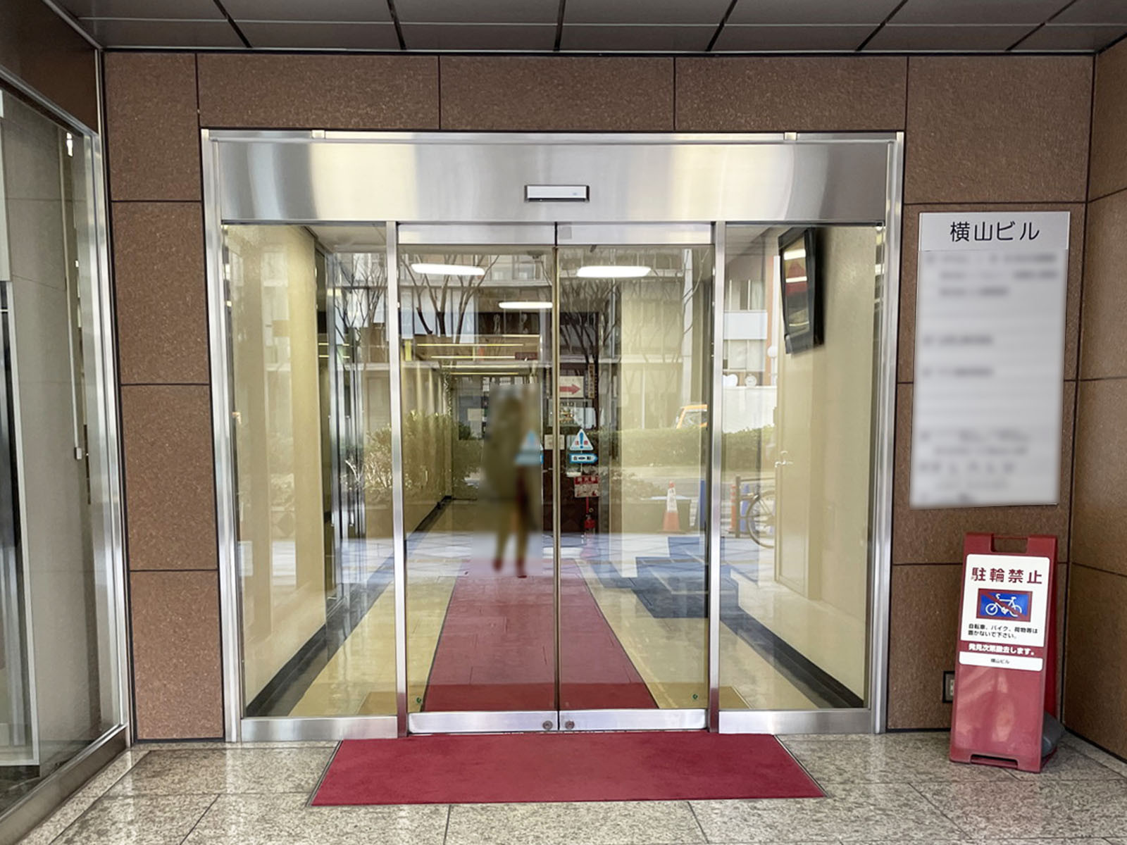 オフィスビル出入口