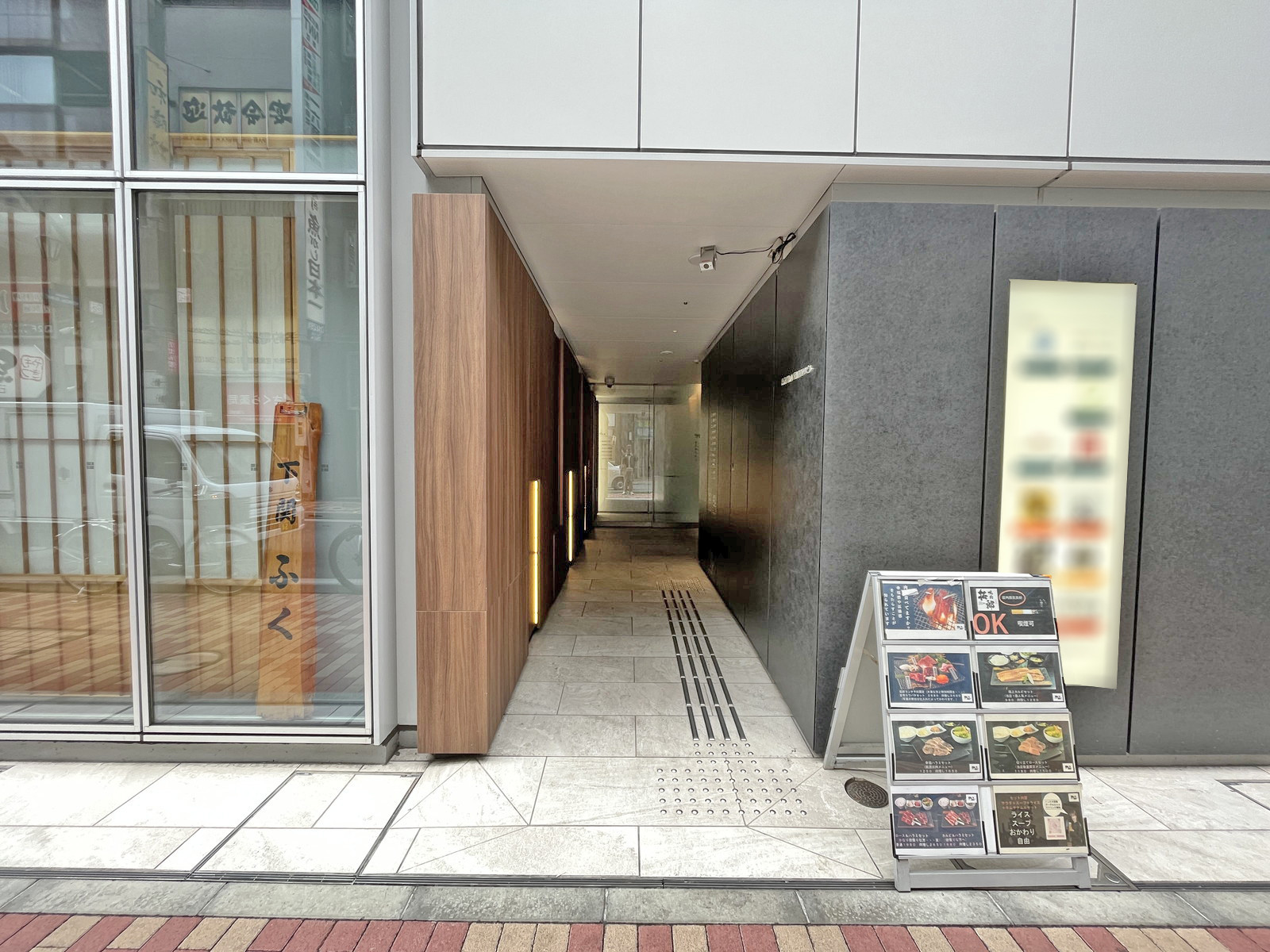 オフィスビル出入り口