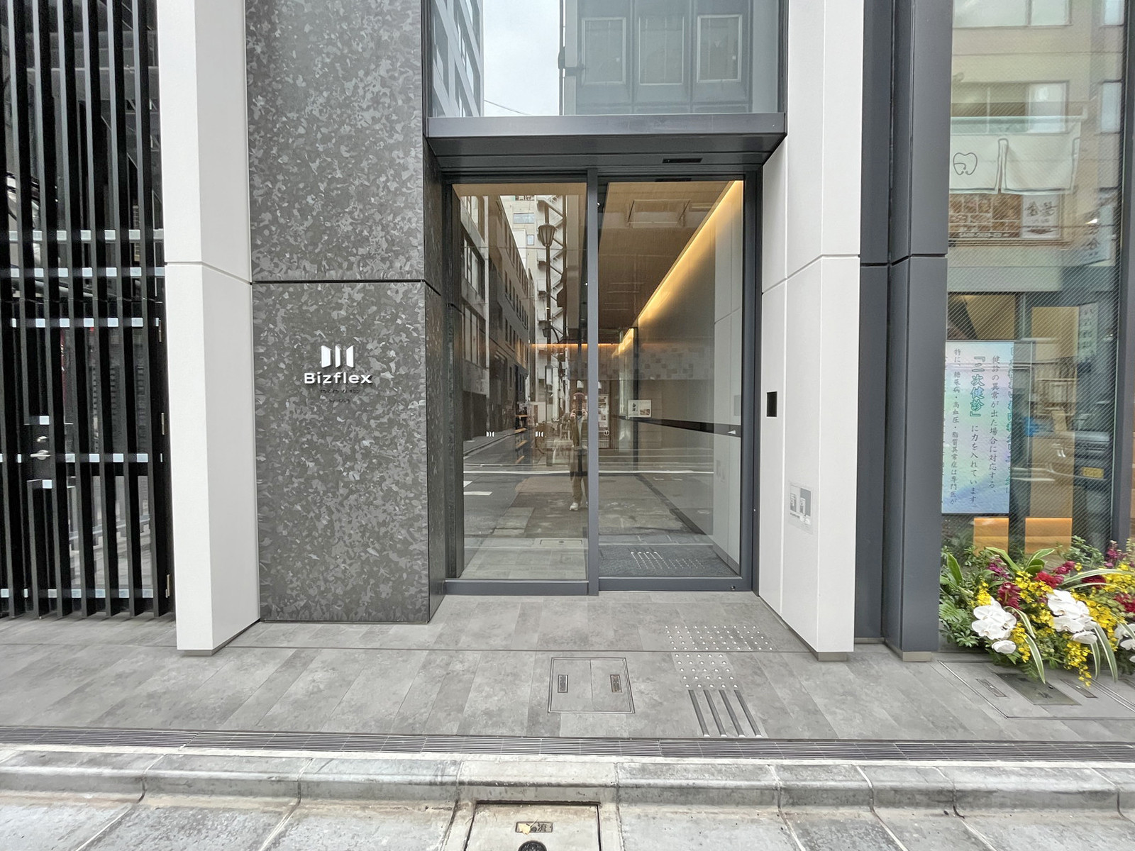 オフィスビル出入口