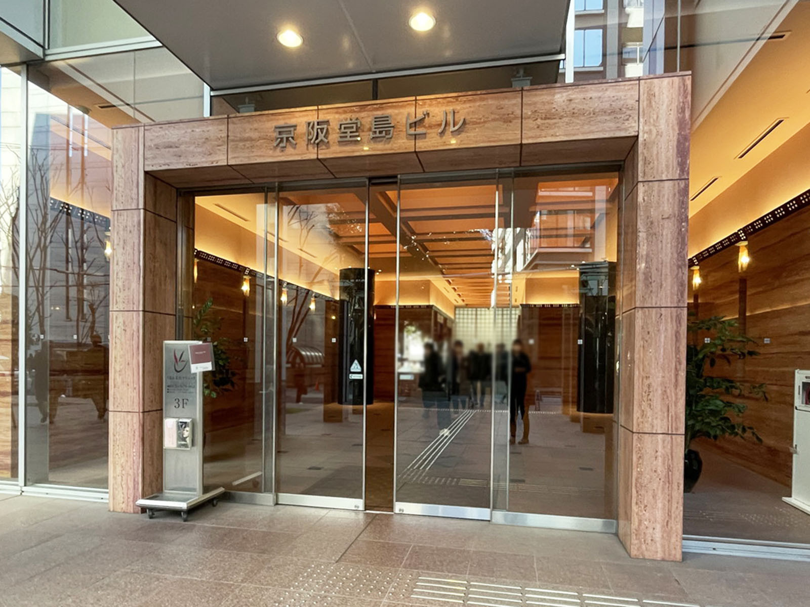 オフィスビル出入口