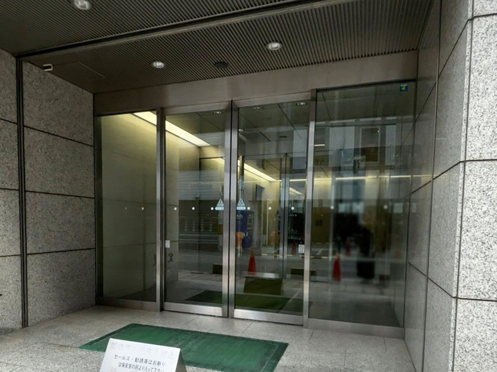 オフィスビル出入口