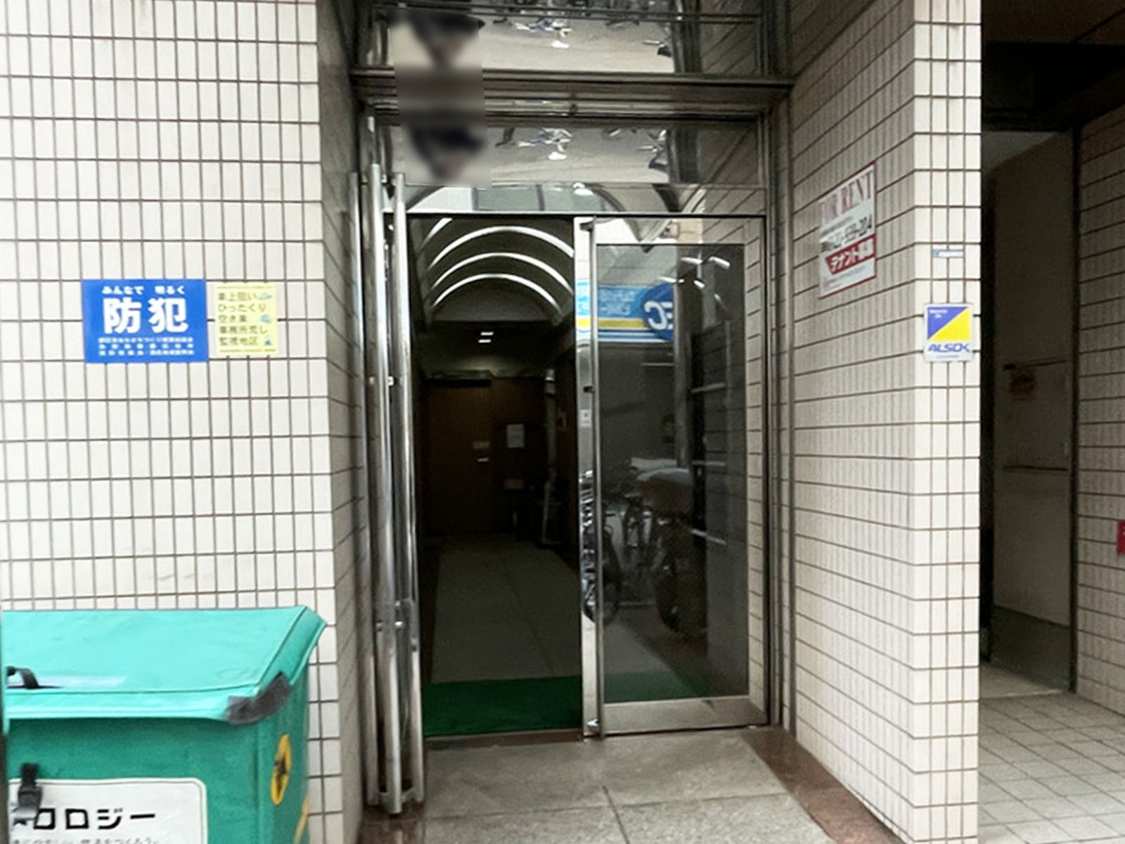 オフィスビル出入口