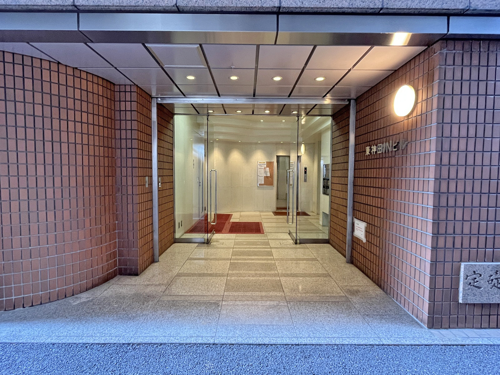 オフィスビル出入り口