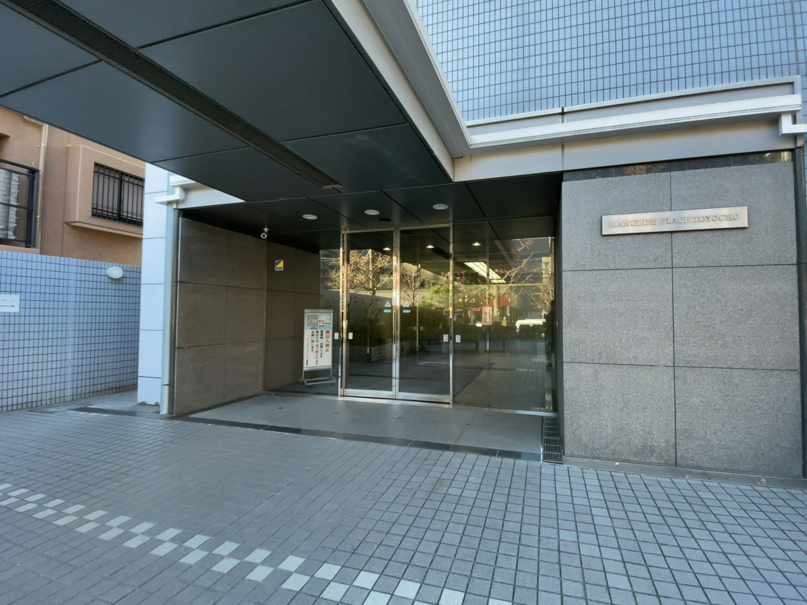 オフィスビル出入口