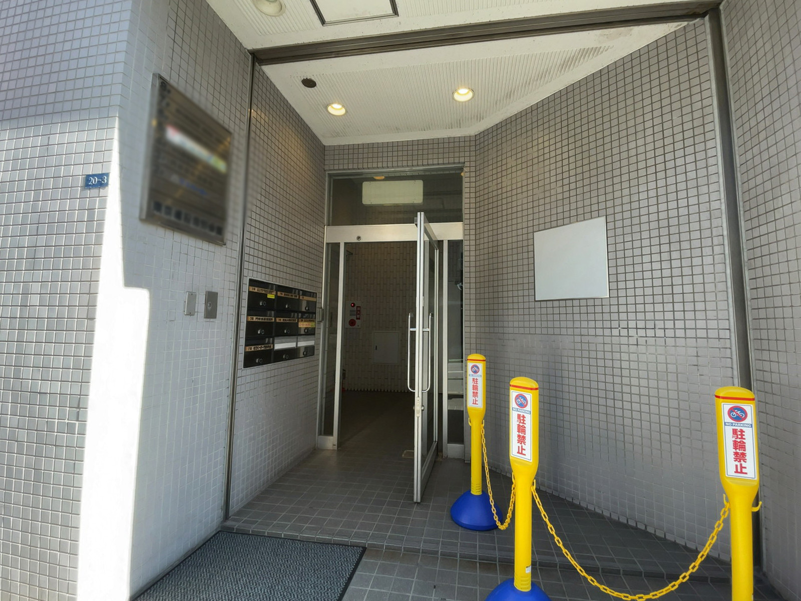 オフィスビル出入口