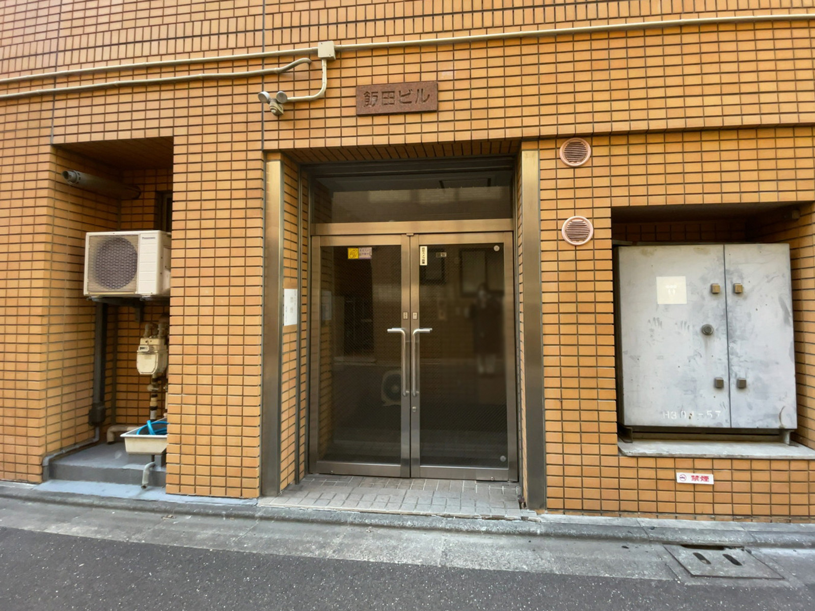 オフィスビル出入口