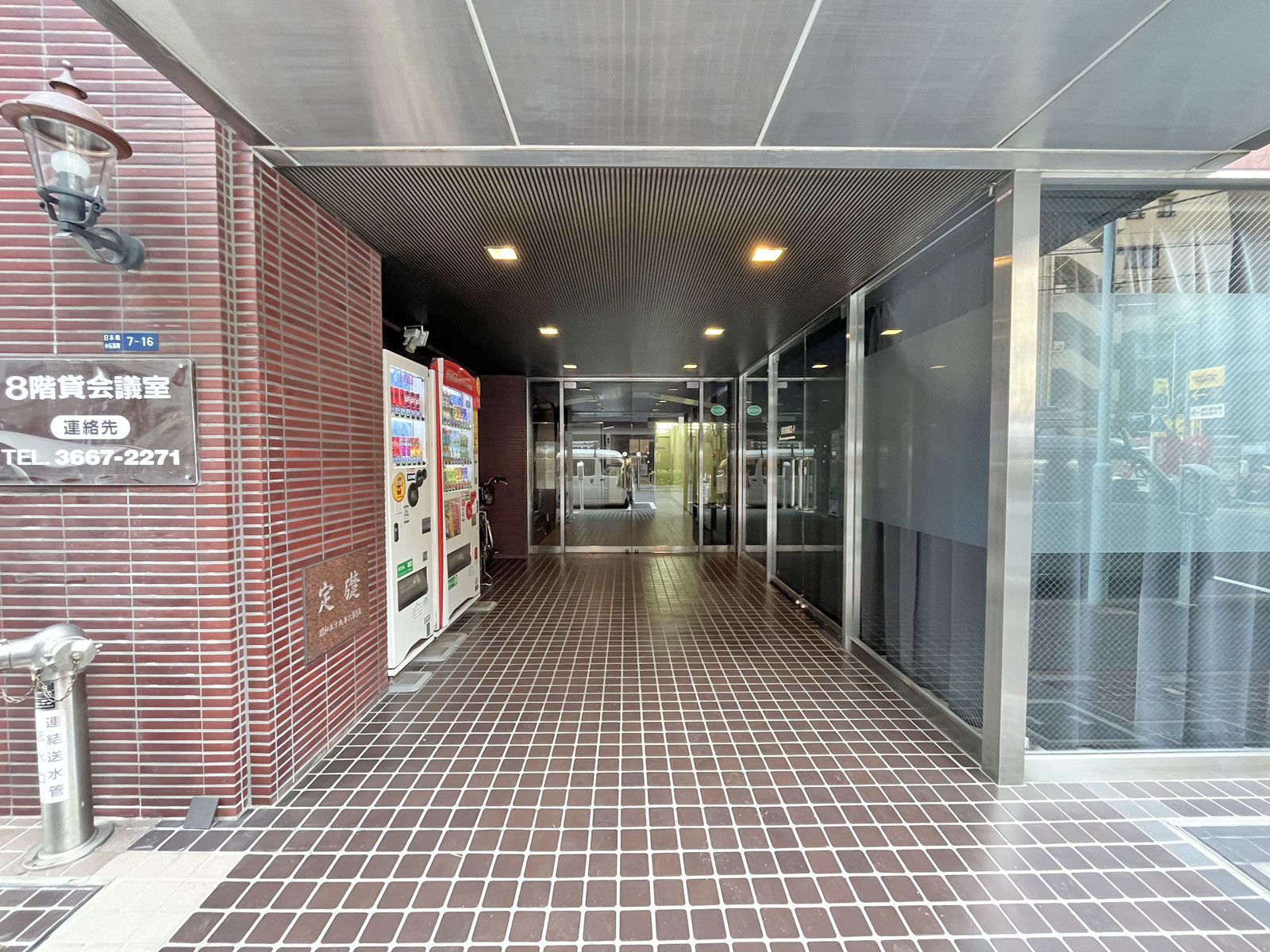 オフィスビル出入り口