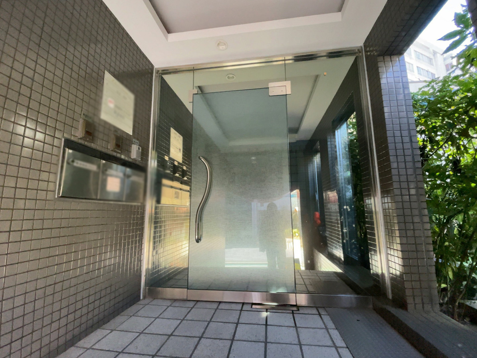 オフィスビル出入口